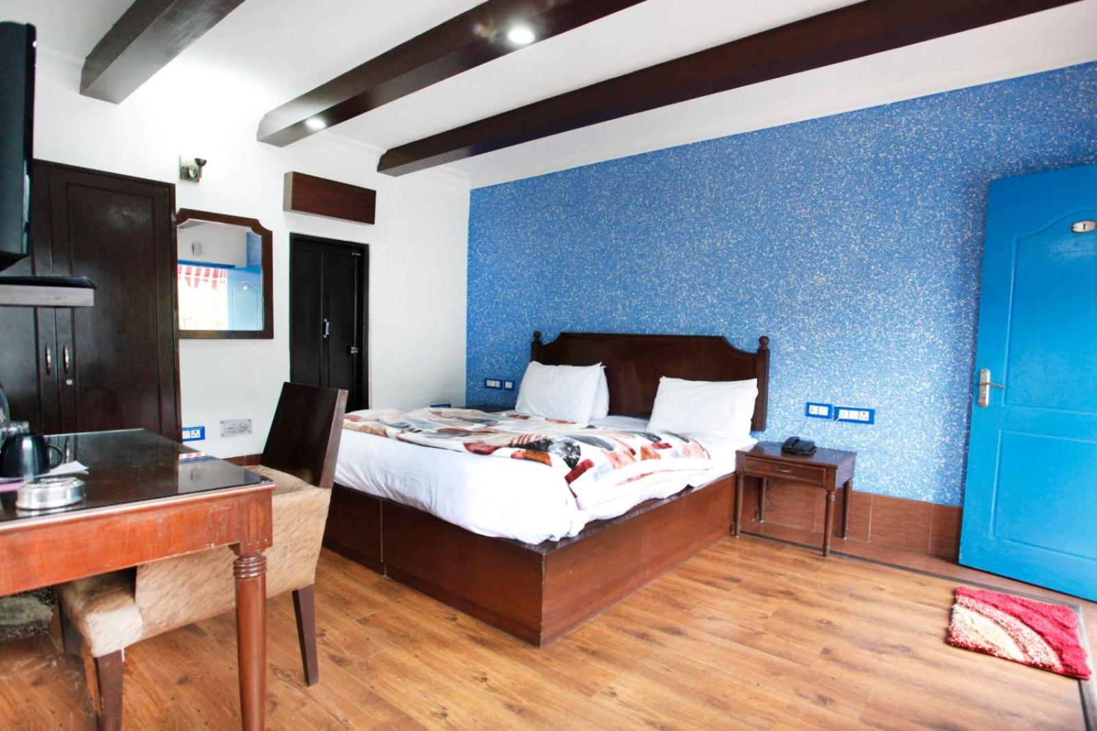 Queen Room photo 2