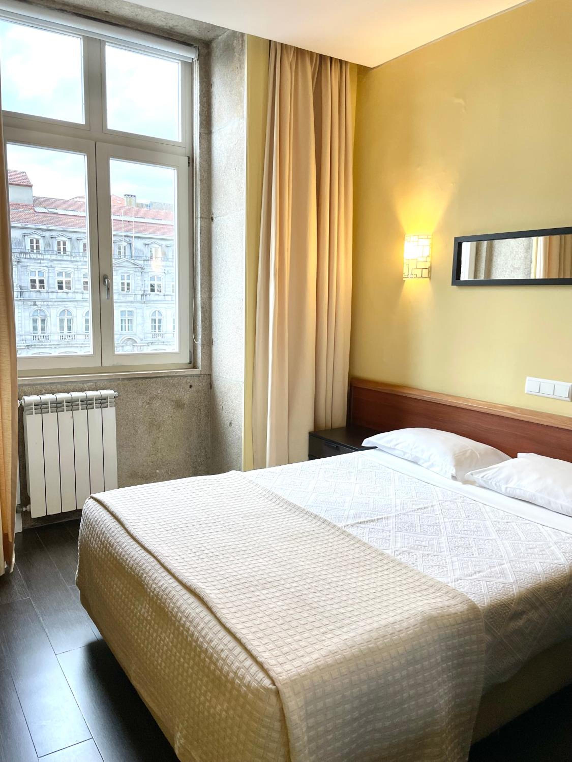 Standard Double Room with City View - Photo 4