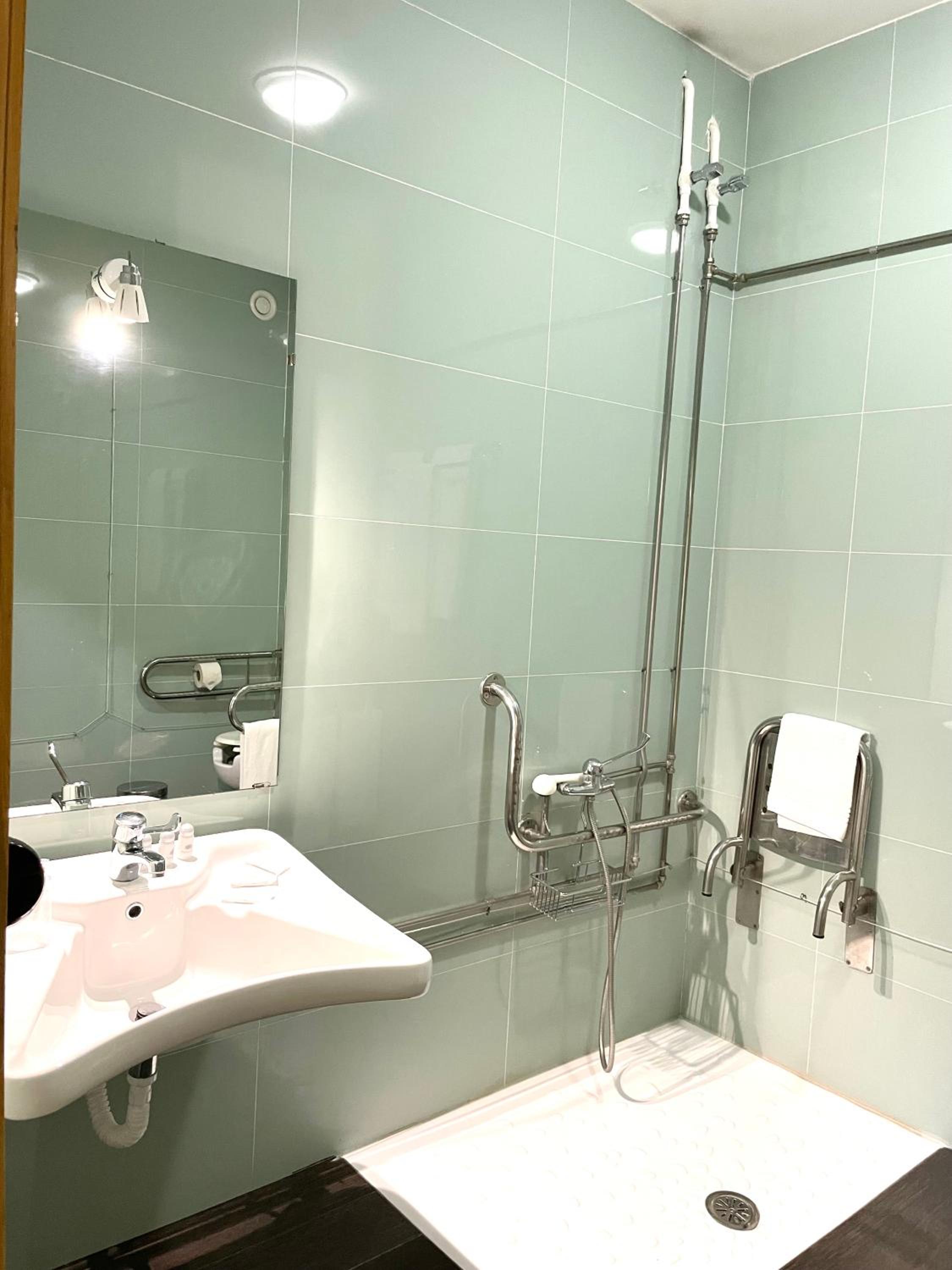 Twin Room - Disability Access photo 2