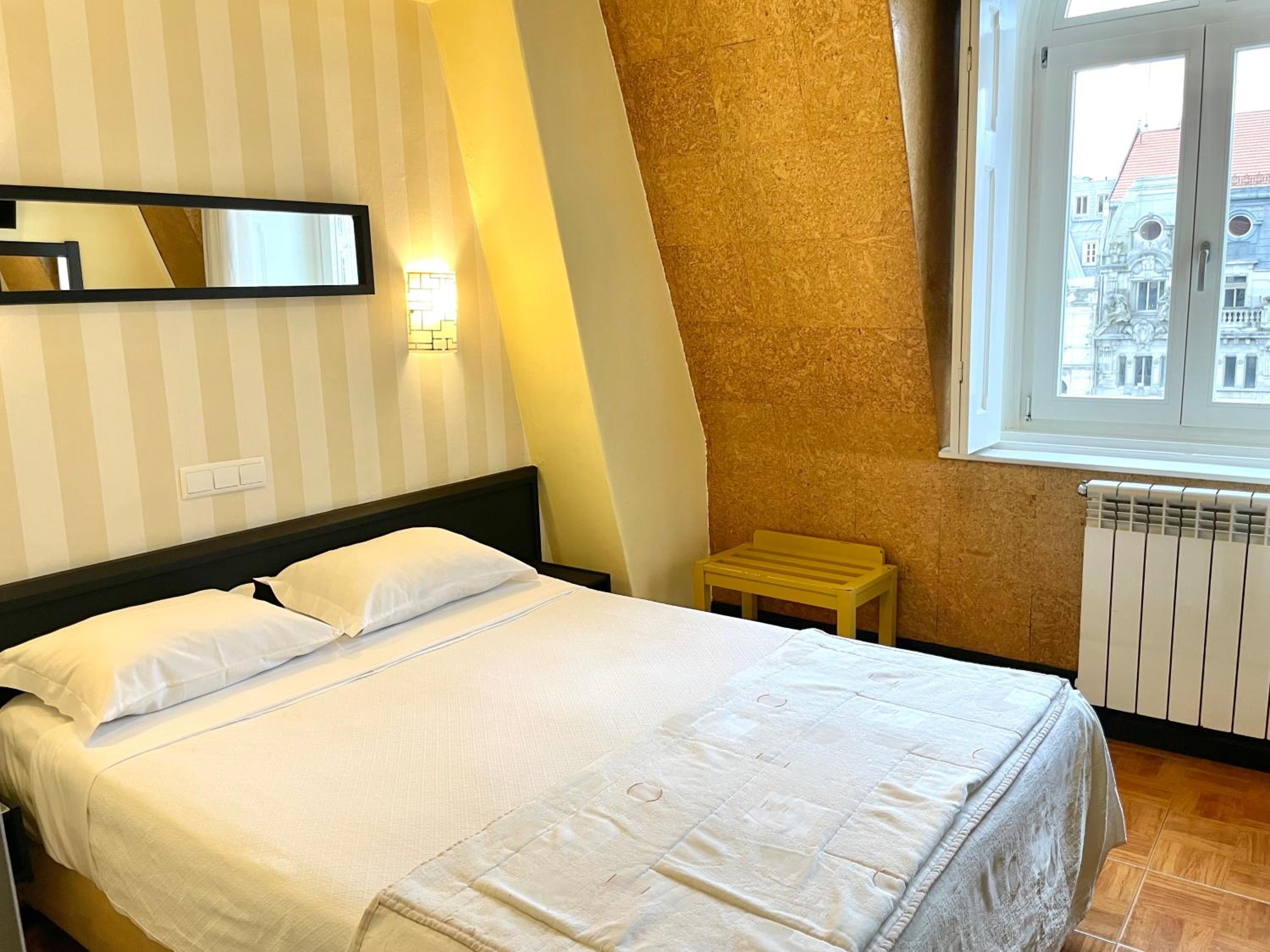 Standard Double Room with City View - Photo 5