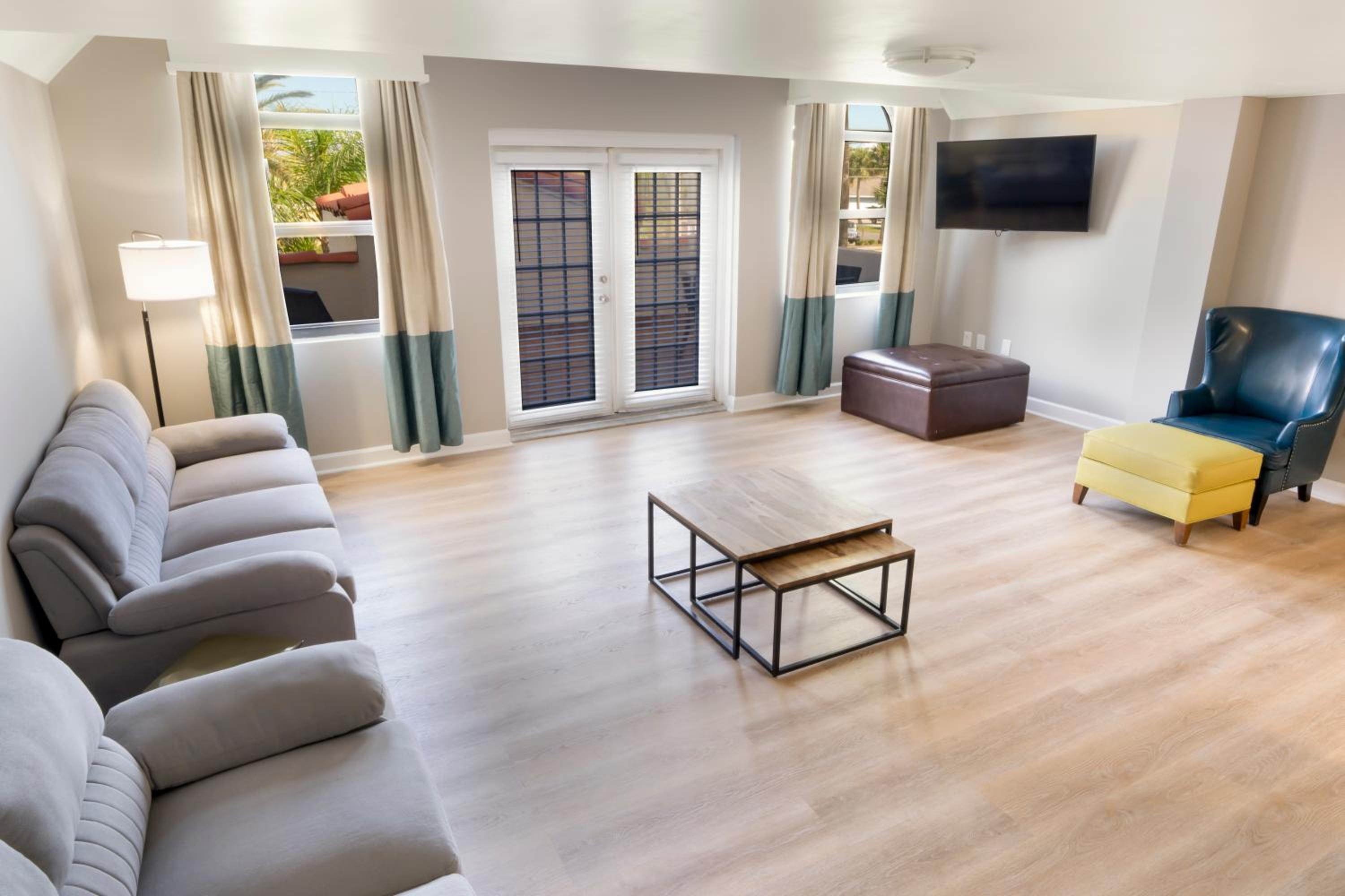 King Suite with Kitchen and Balcony - Non-Smoking - Photo 7