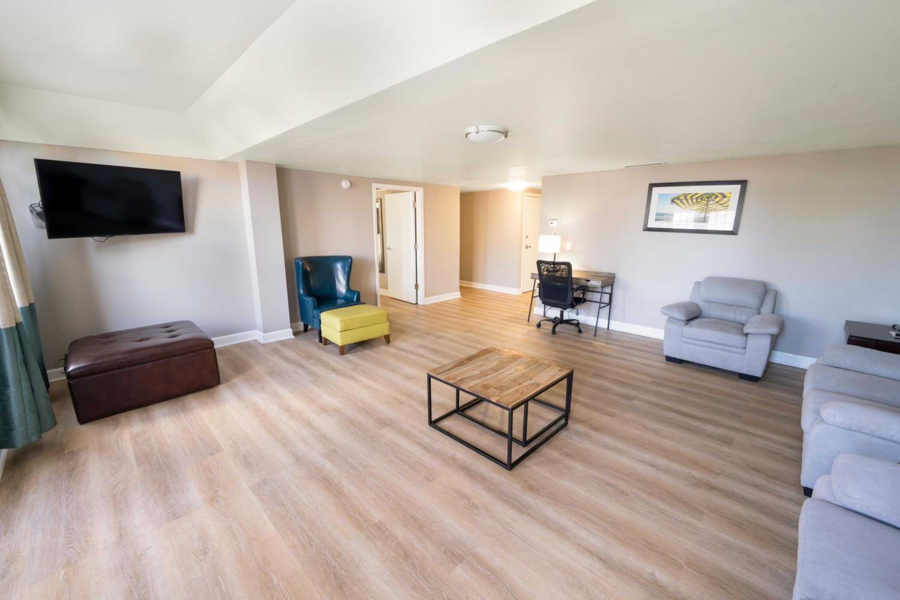 King Suite with Kitchen and Balcony - Non-Smoking - Photo 6
