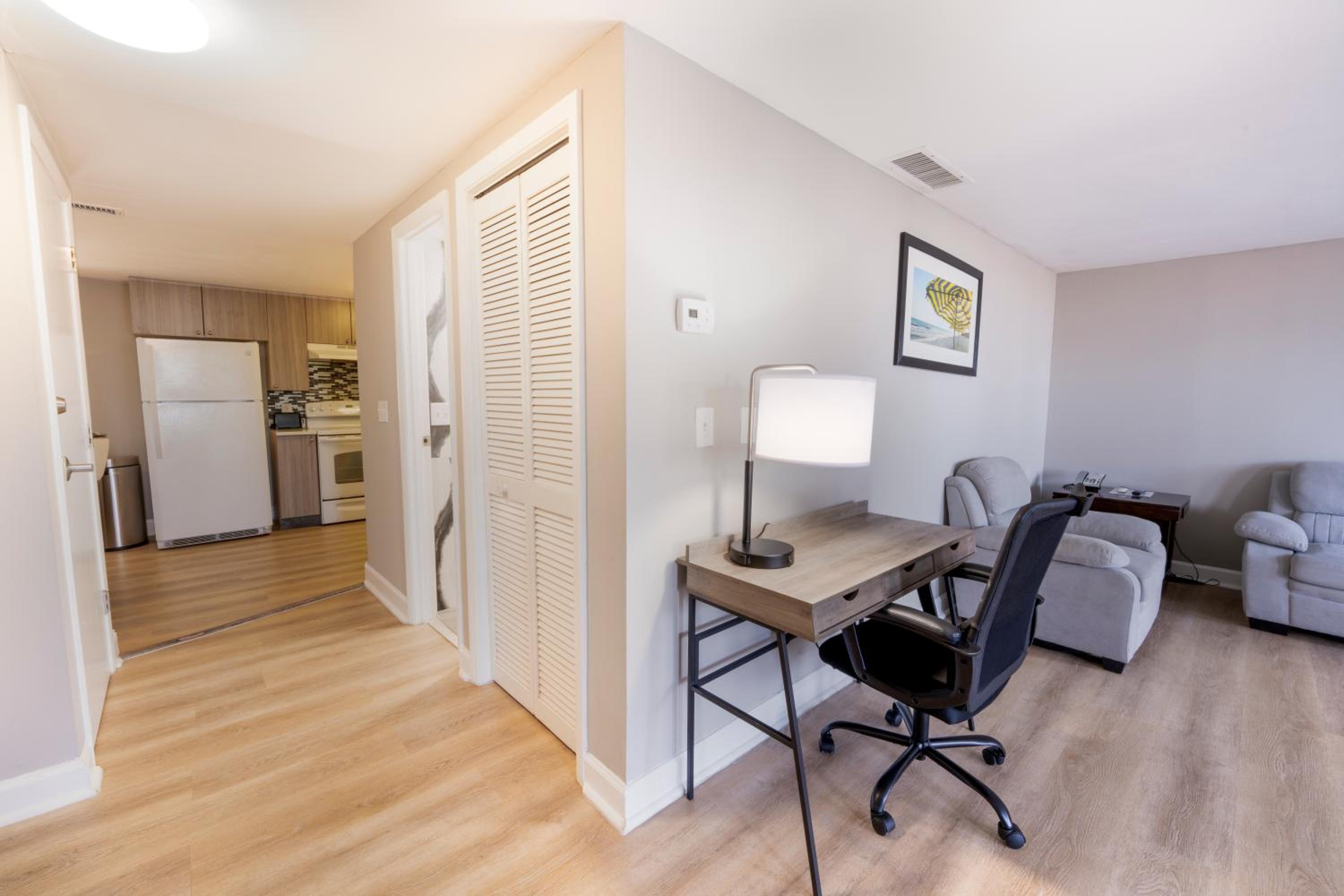 King Suite with Kitchen and Balcony - Non-Smoking - Photo 3