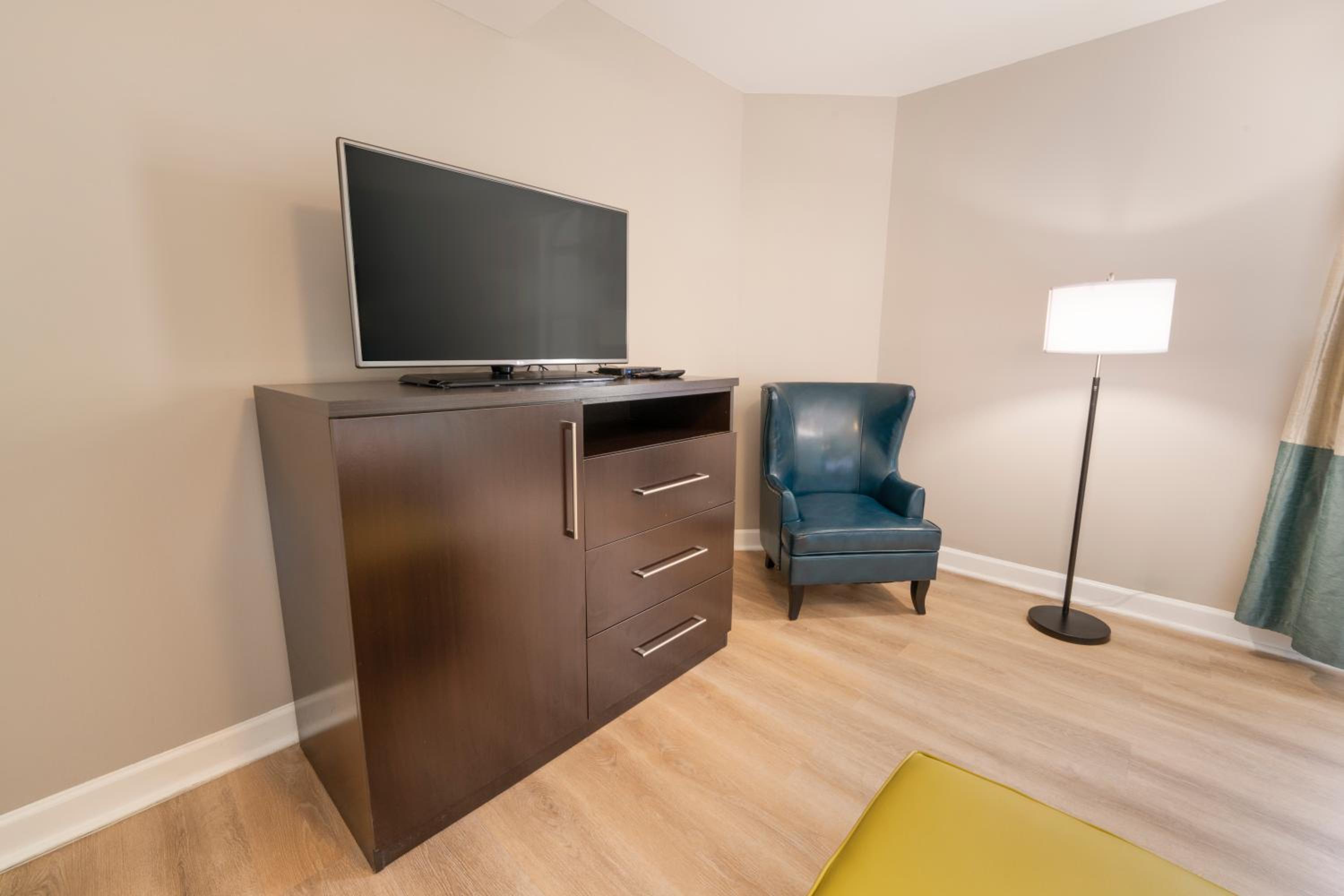 King Suite with Kitchen and Balcony - Non-Smoking - Photo 12