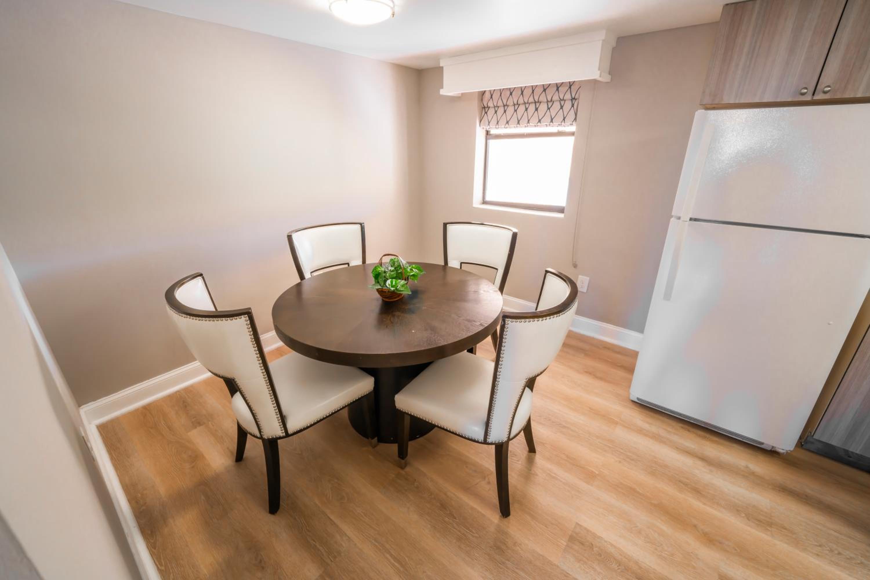 King Suite with Kitchen and Balcony - Non-Smoking - Photo 11
