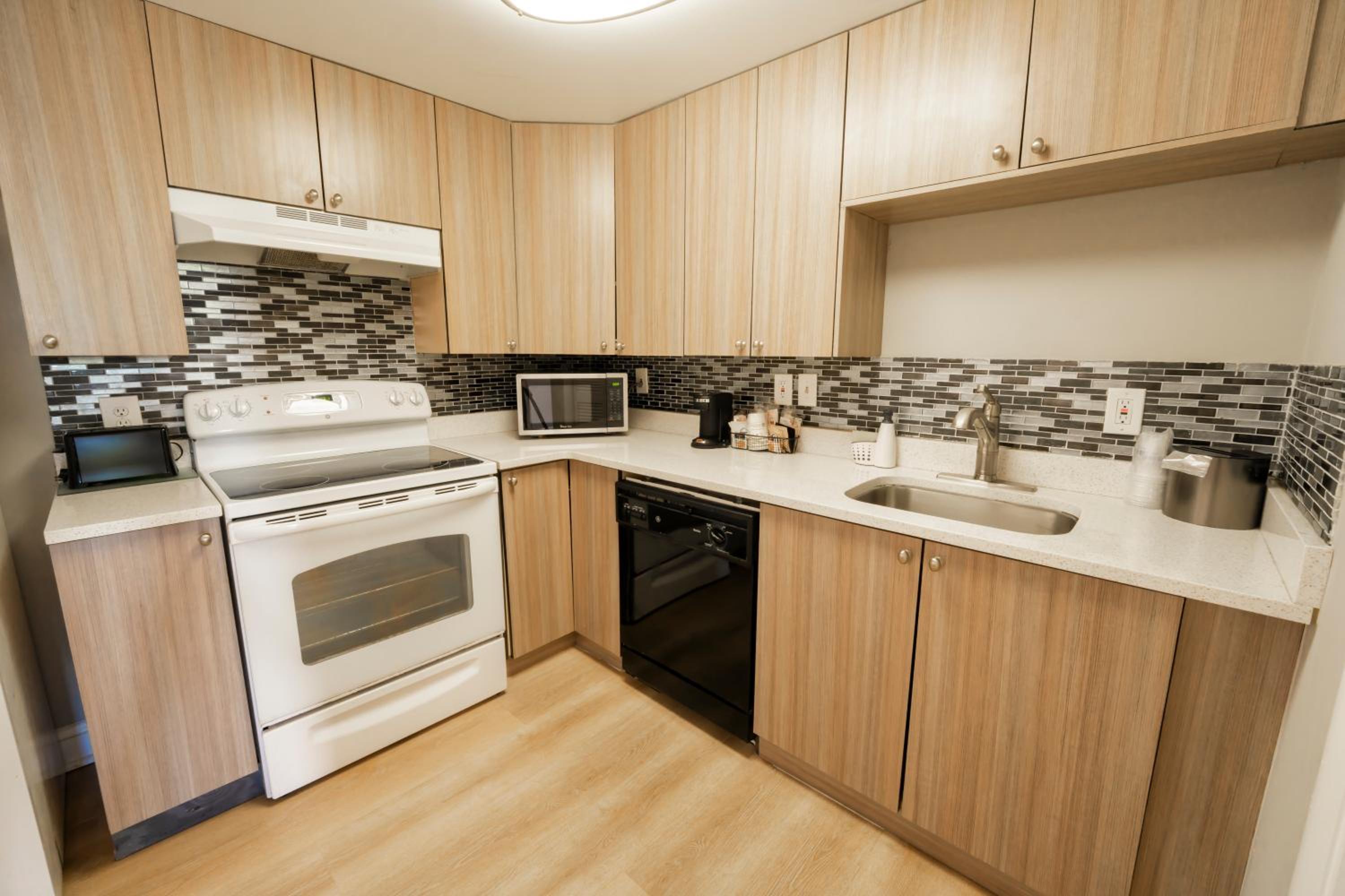 King Suite with Kitchen and Balcony - Non-Smoking - Photo 10