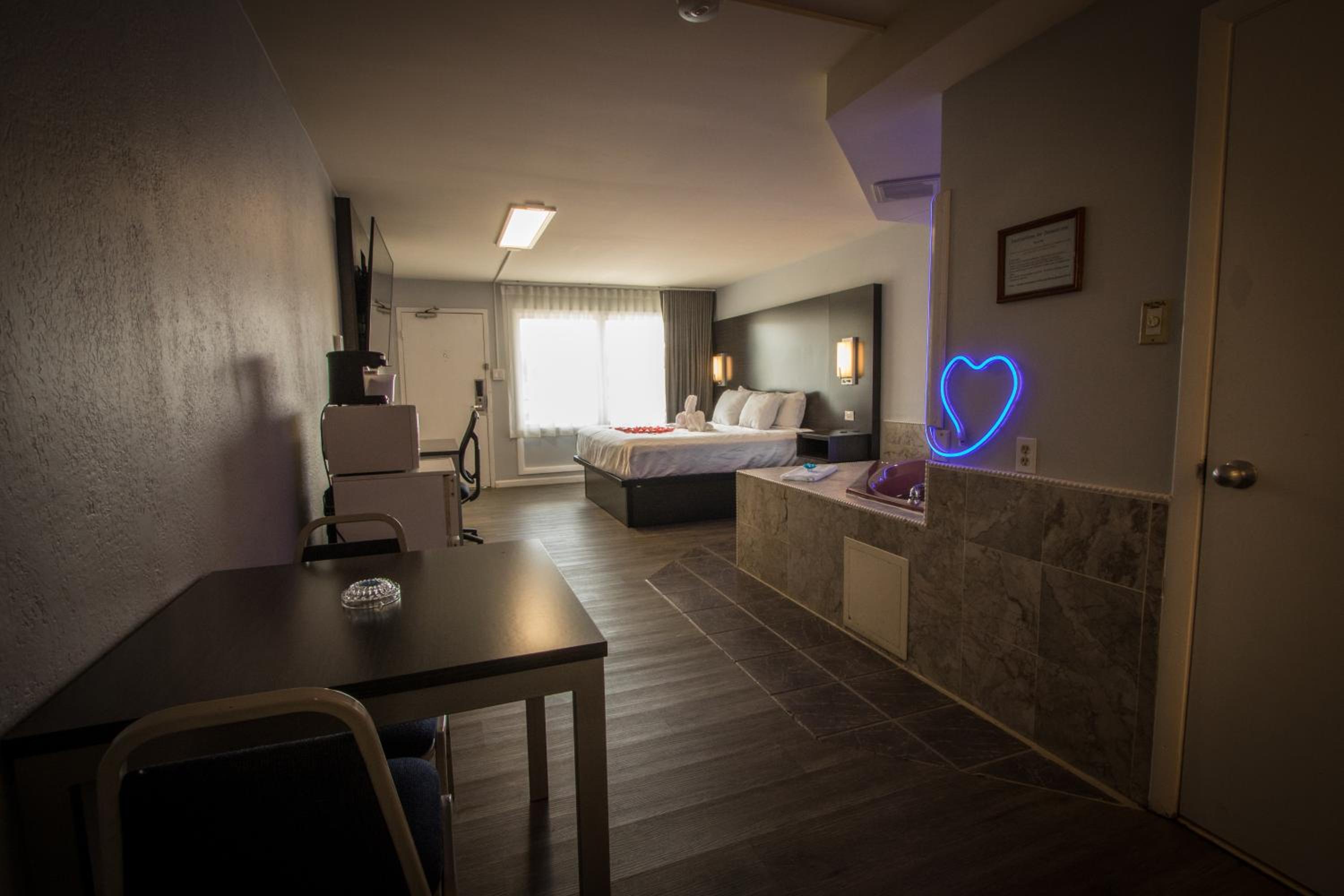 Heart Shaped Jetted Tub With King Bed Non Smoking - Photo 8
