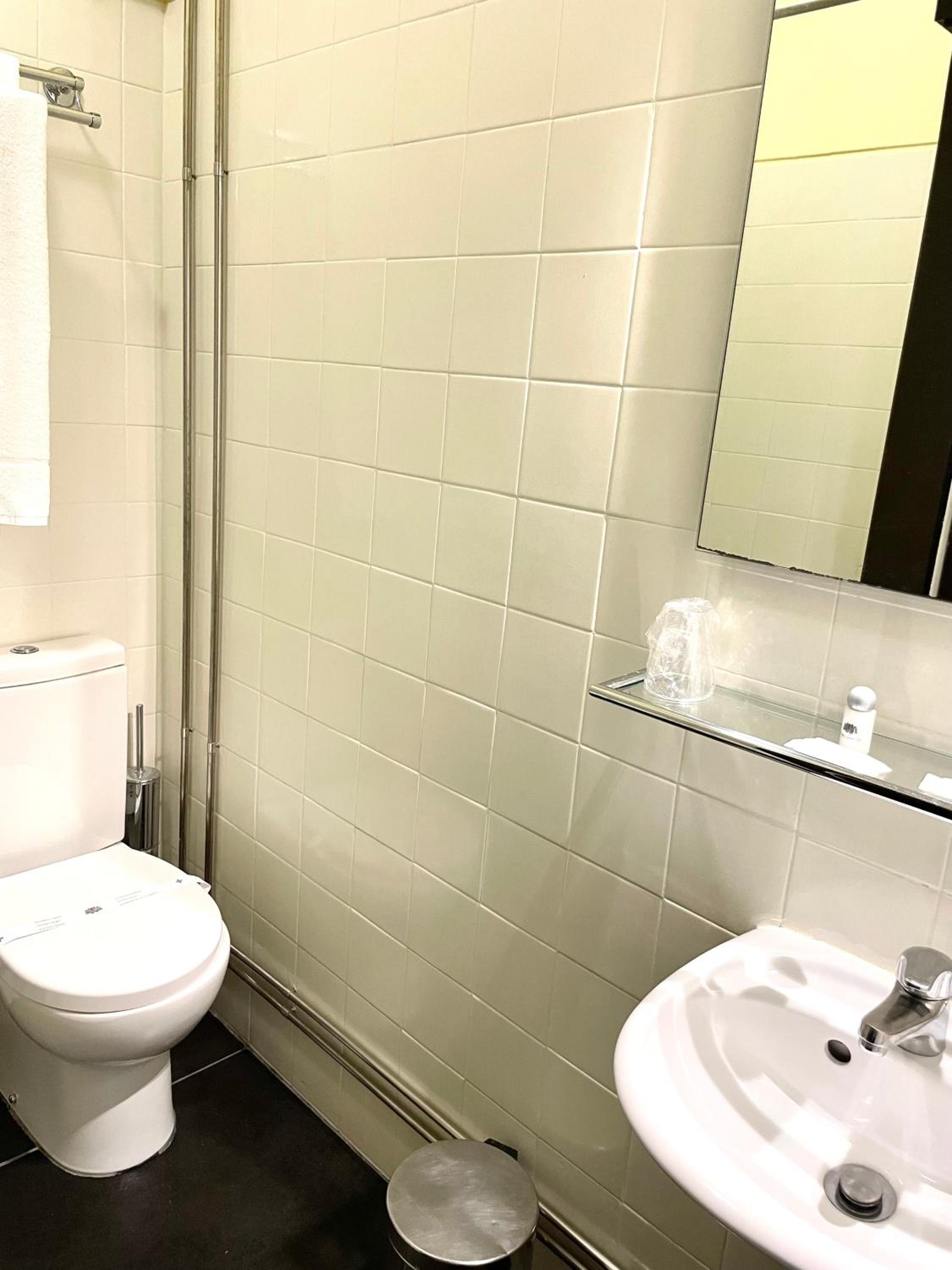 Standard Double Room with City View - Photo 6