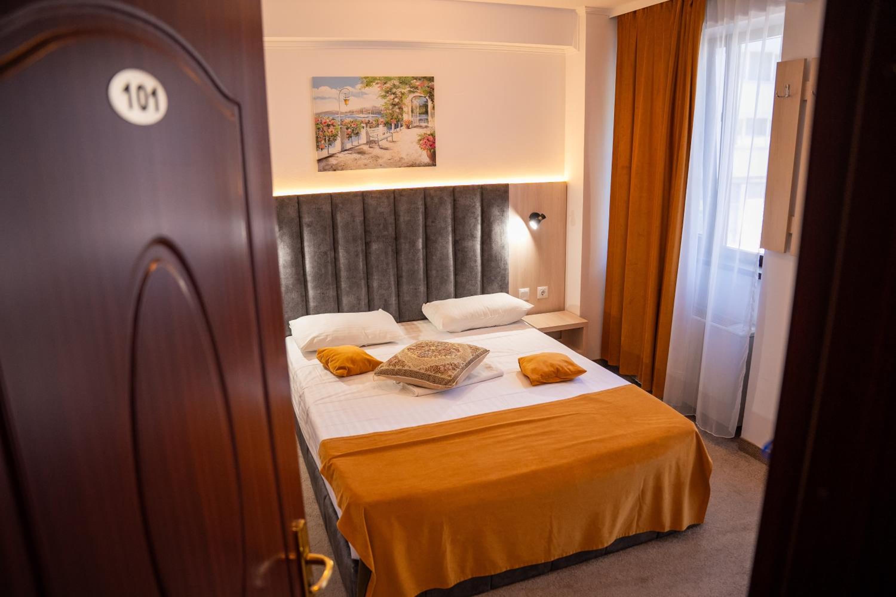 Standard Double Room - Photo 2