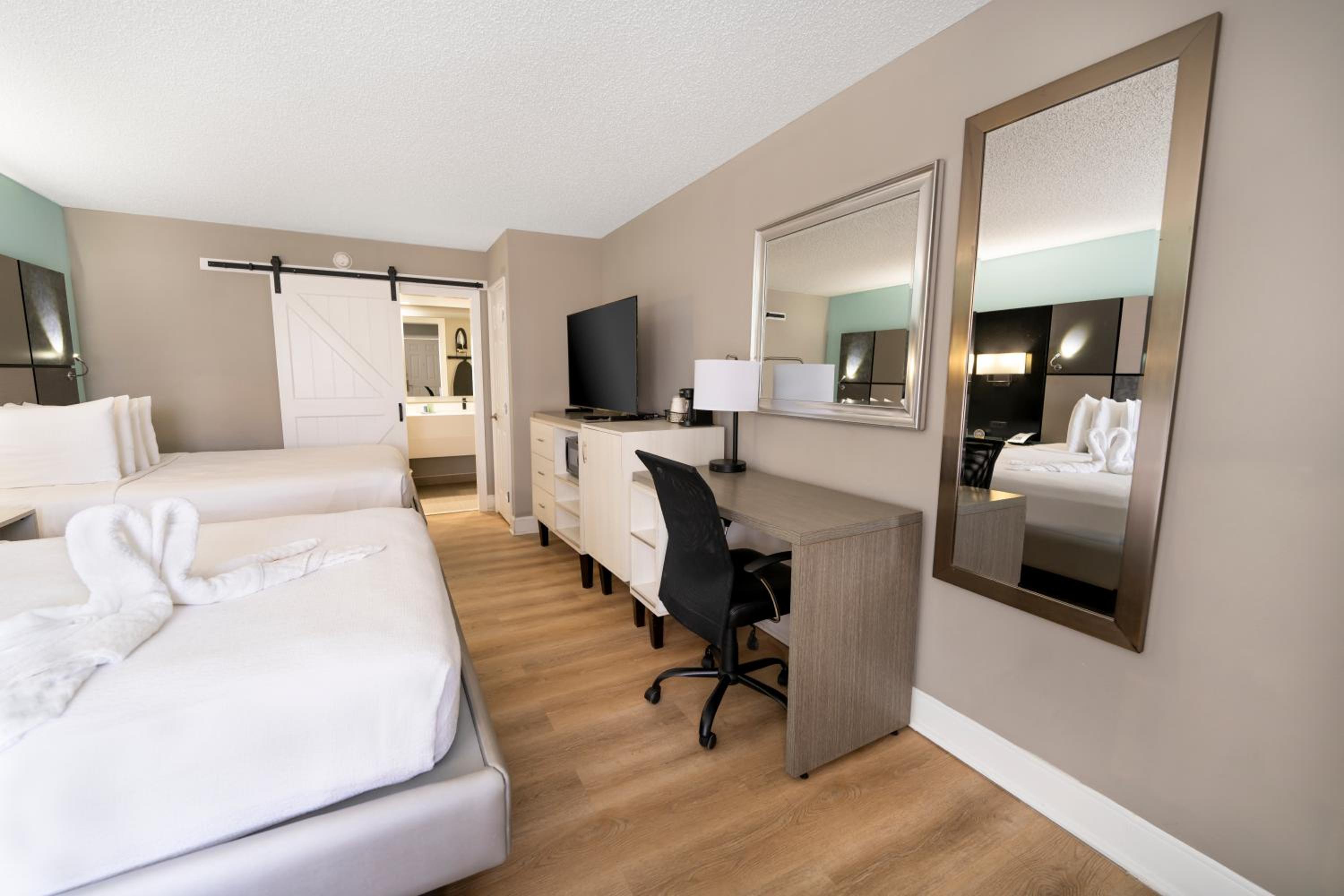 Queen Room with Two Queen Beds - Photo 3