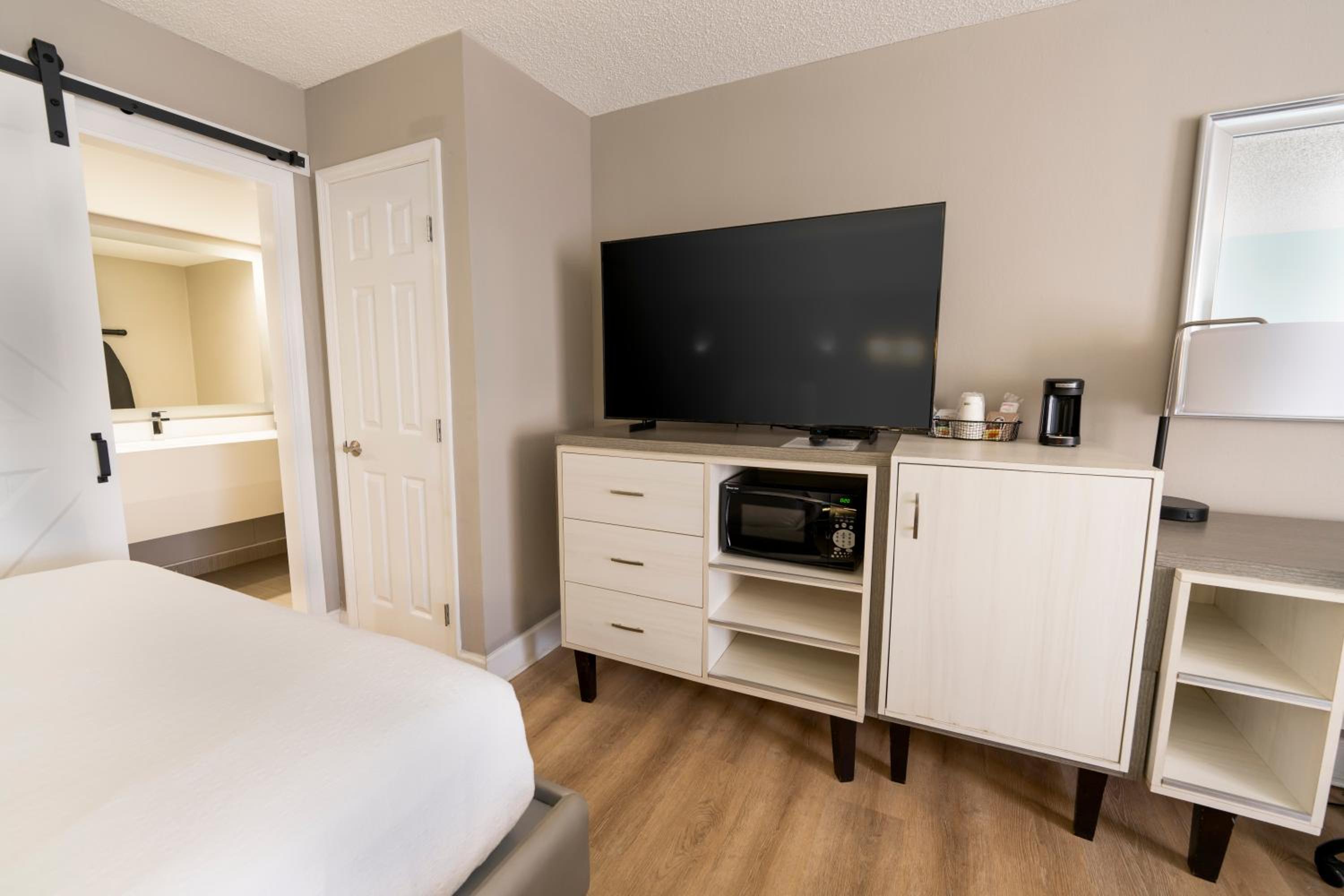 Queen Room with Two Queen Beds - Photo 4
