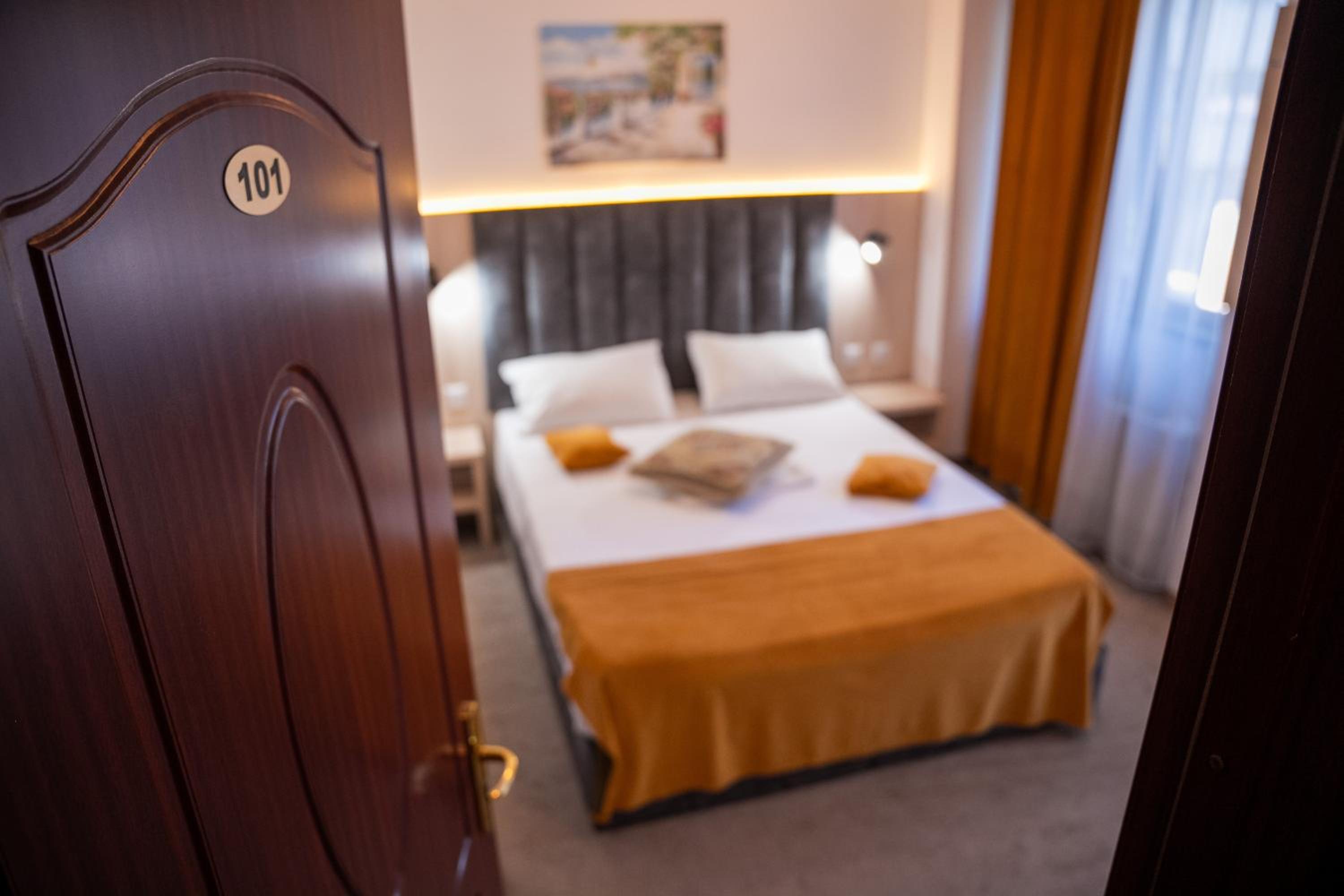 Standard Double Room - Photo 5