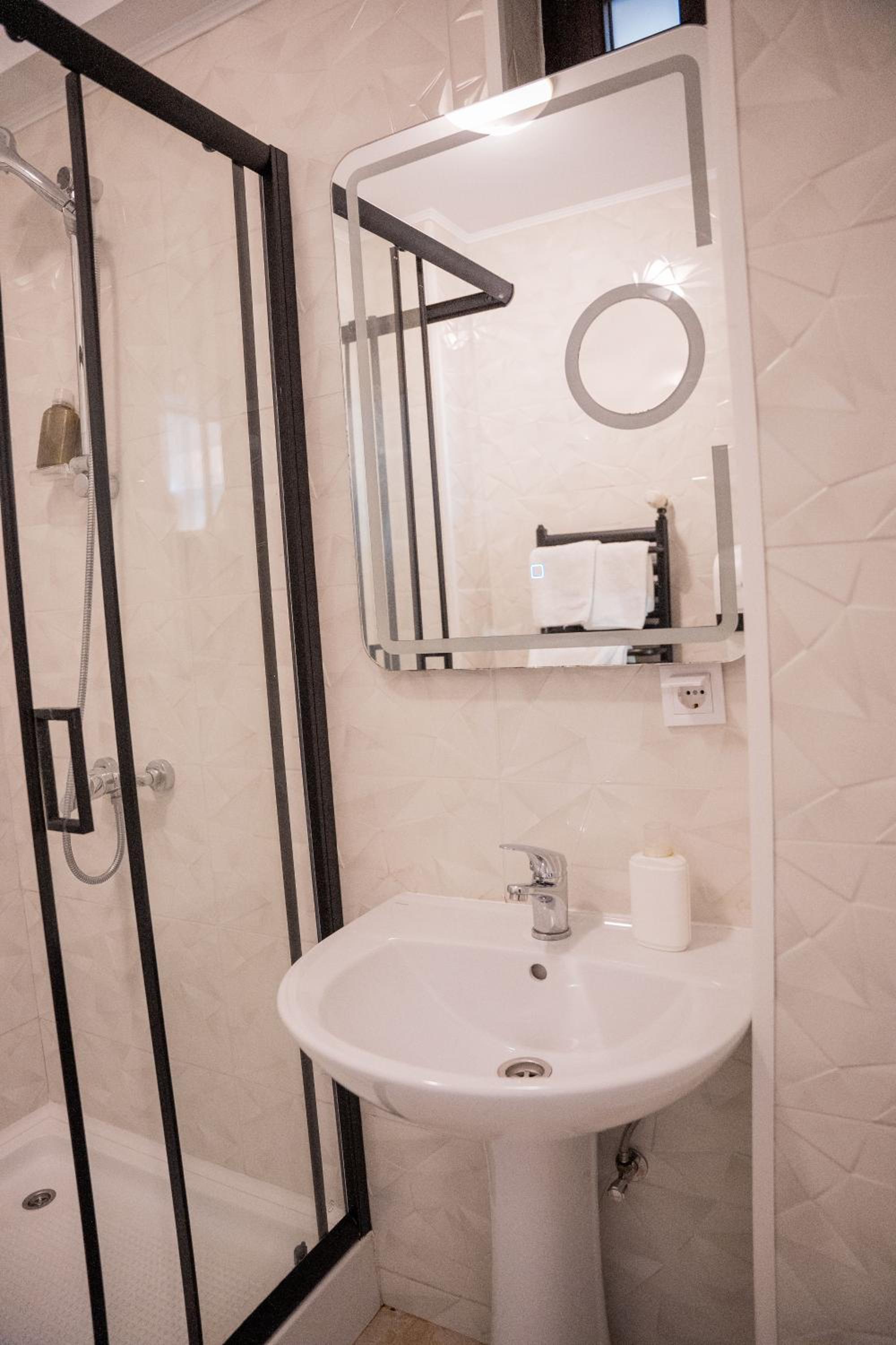 Standard Double Room - Photo 7