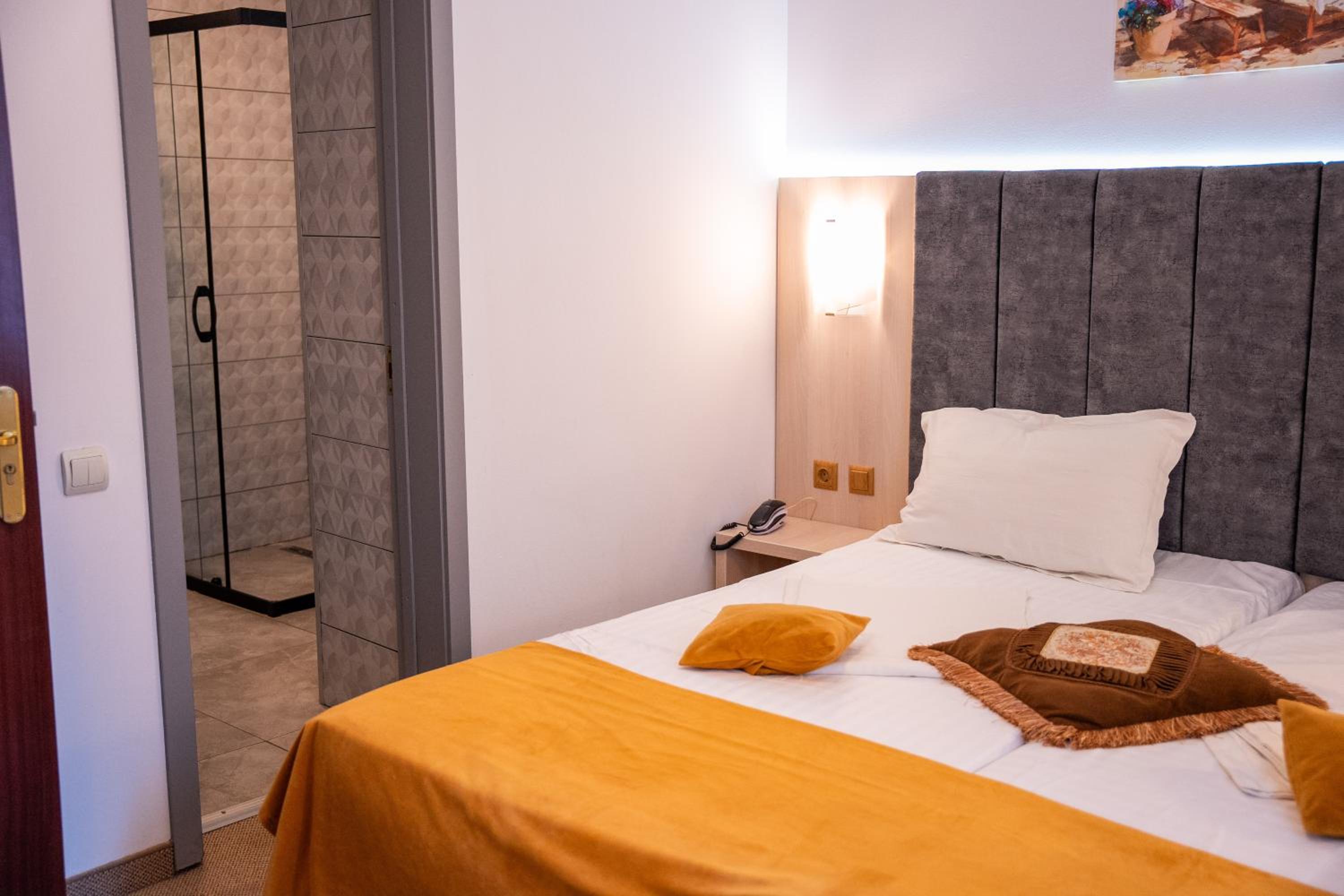 Twin Room - Photo 3