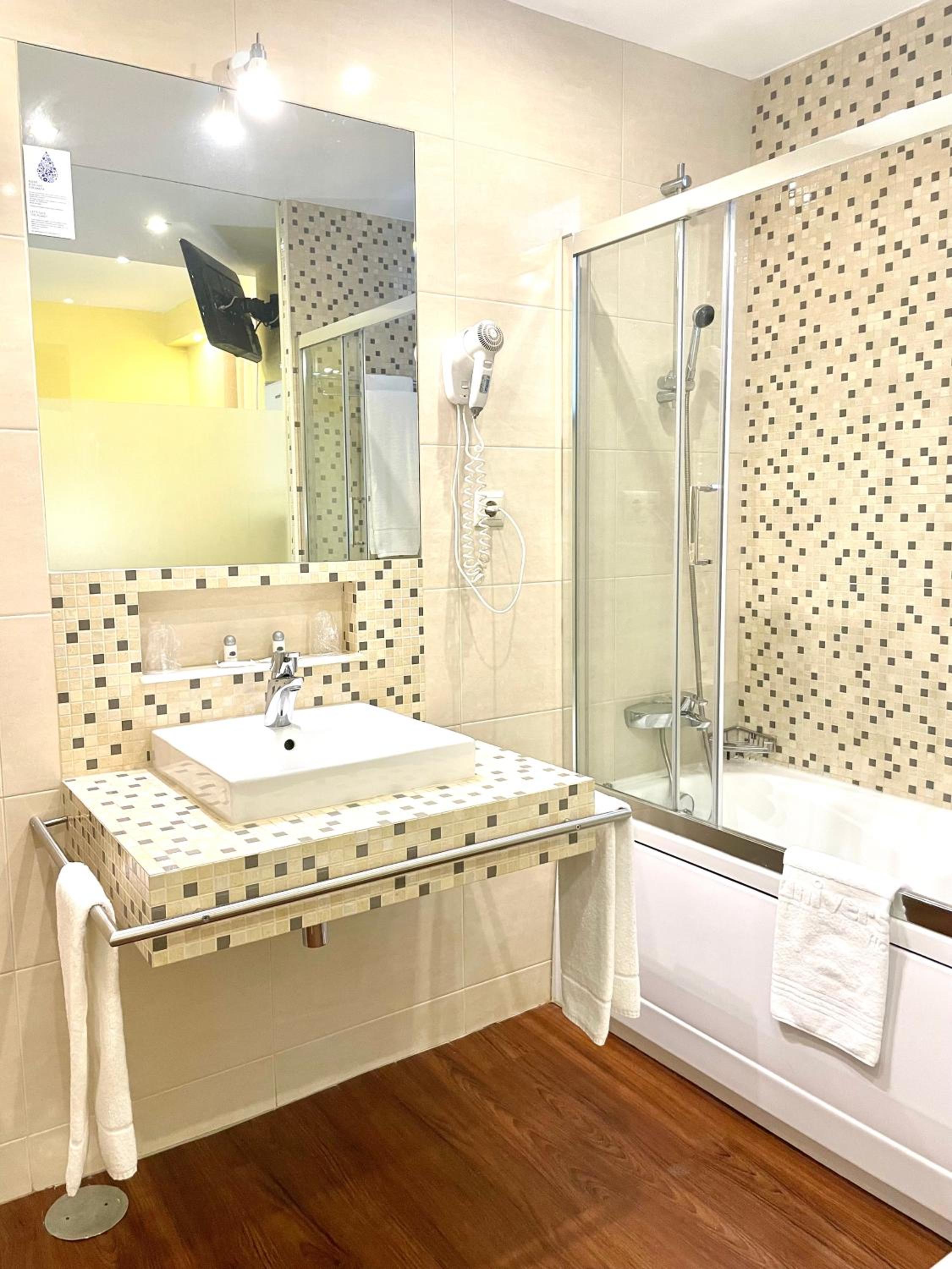 Superior Double or Twin Room - Photo 11