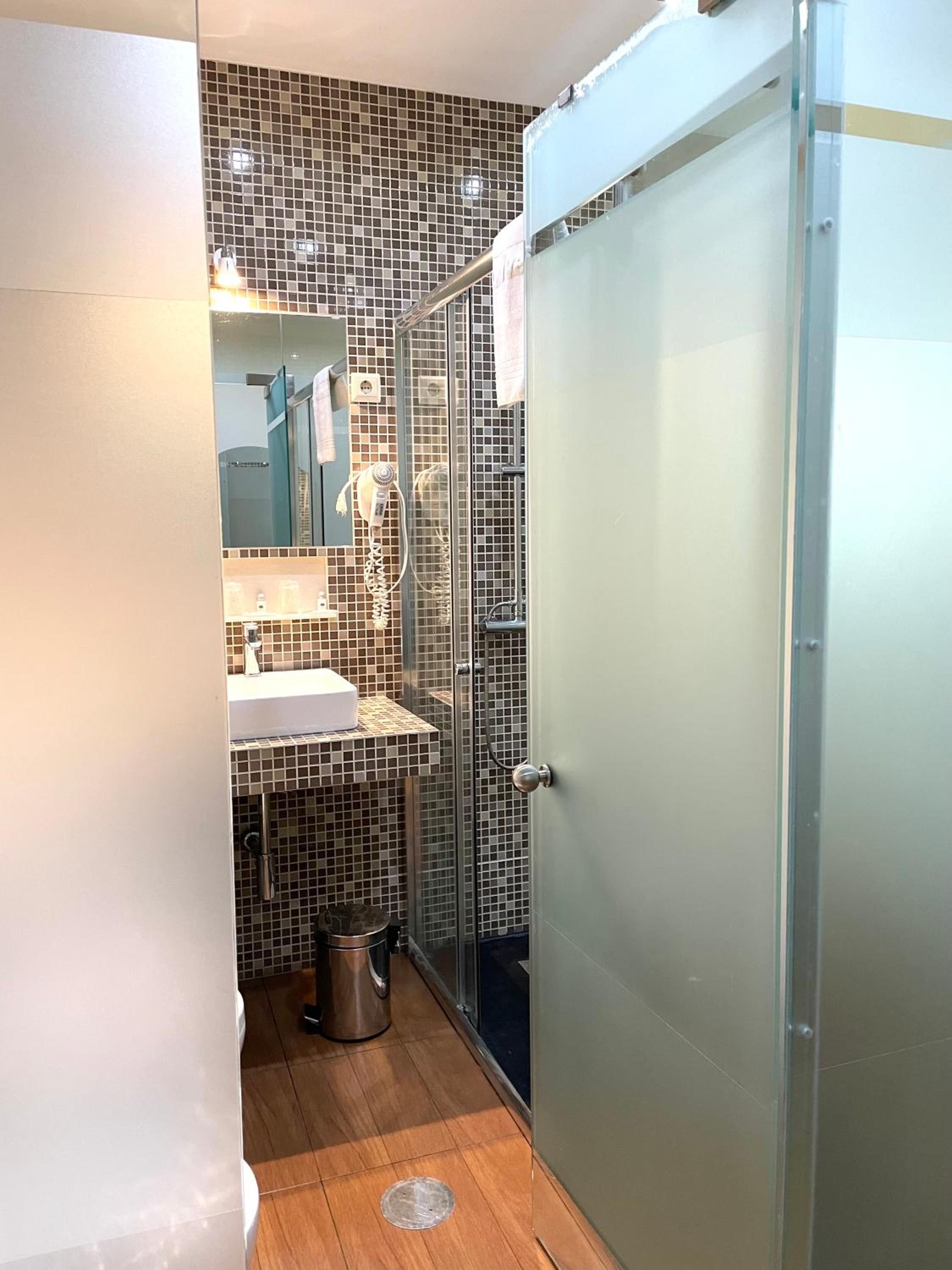 Superior Double or Twin Room - Photo 15