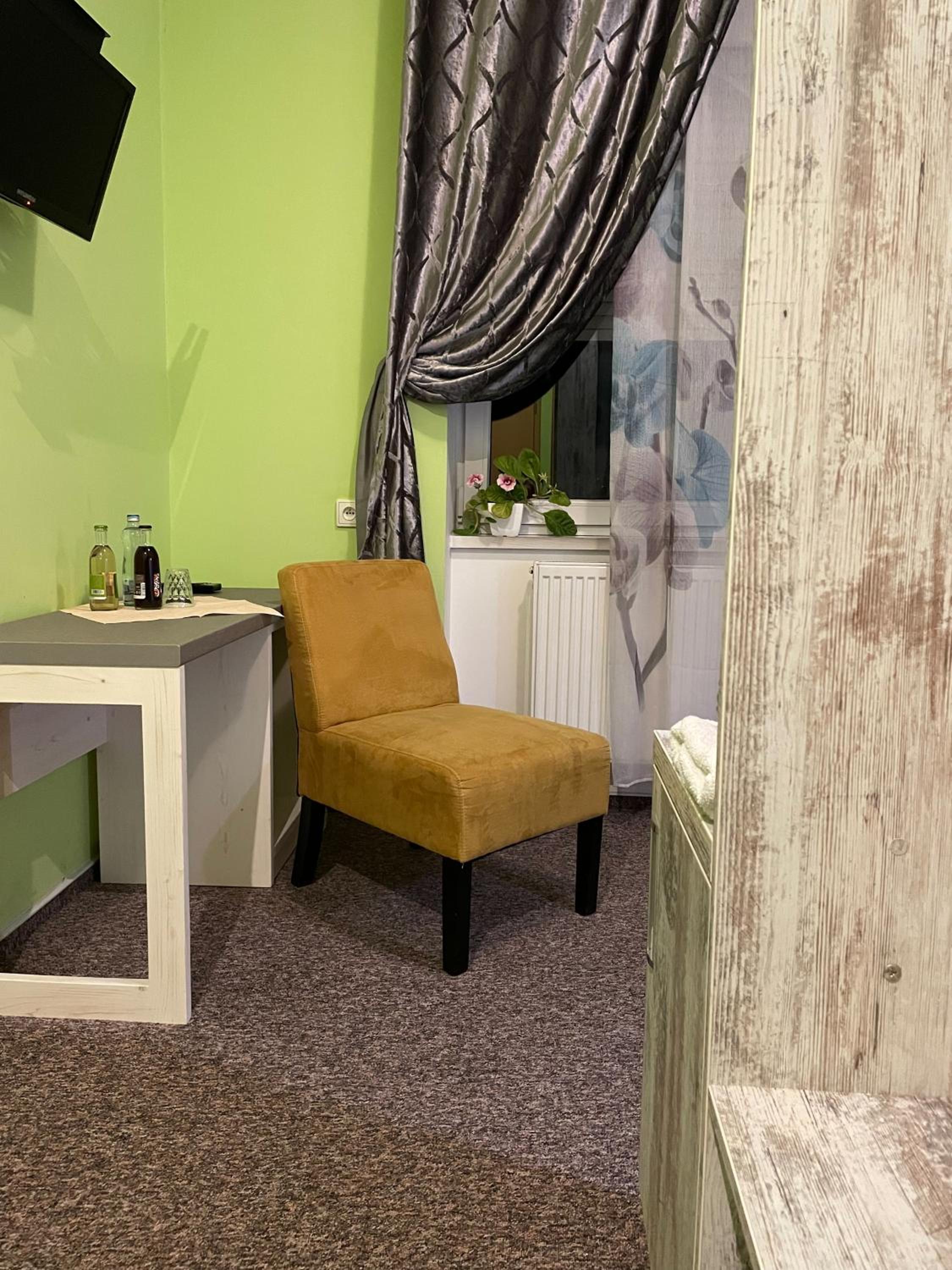 Single Room with Bathroom photo 2