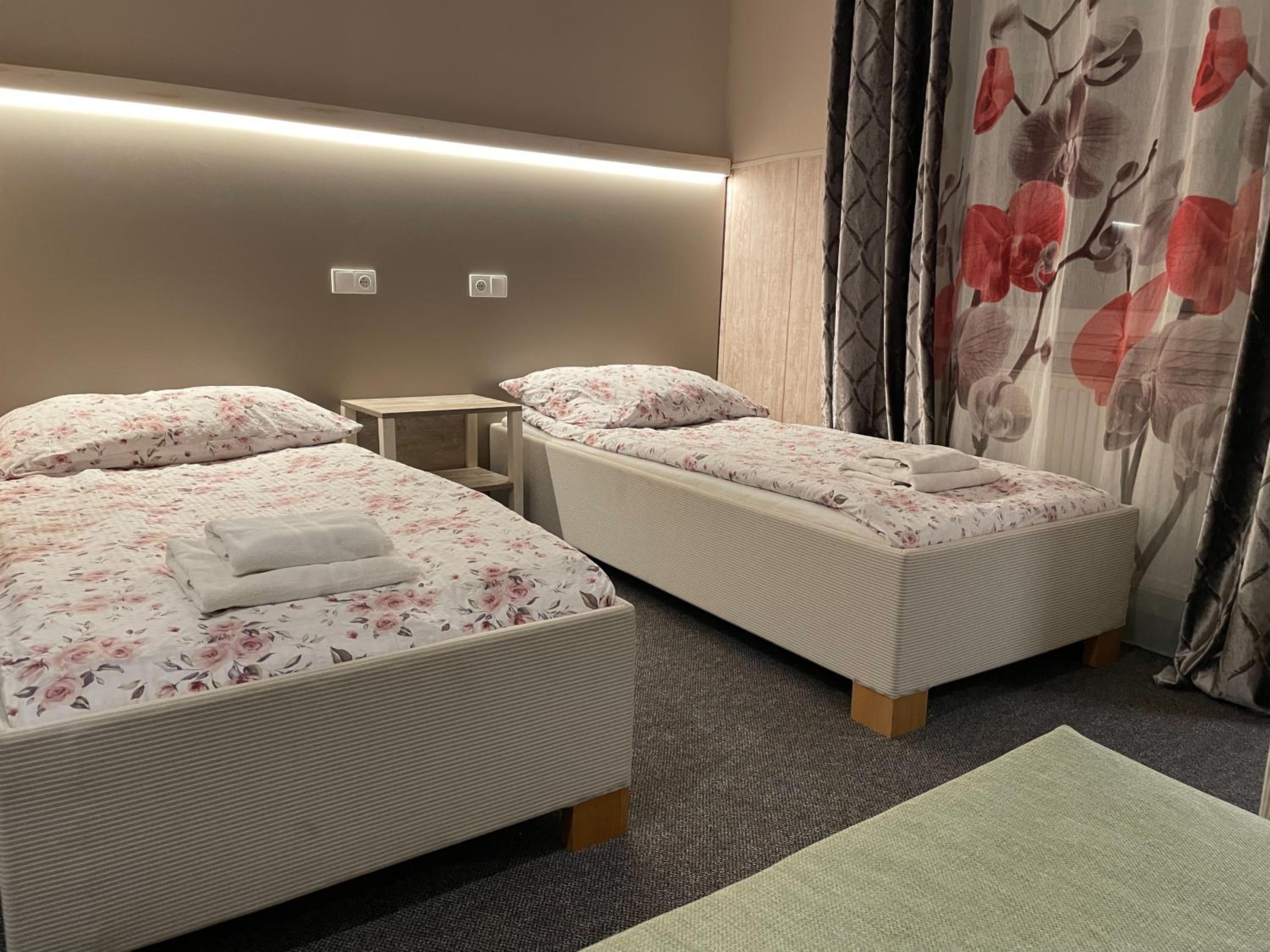 Twin Room with Bathroom photo 1