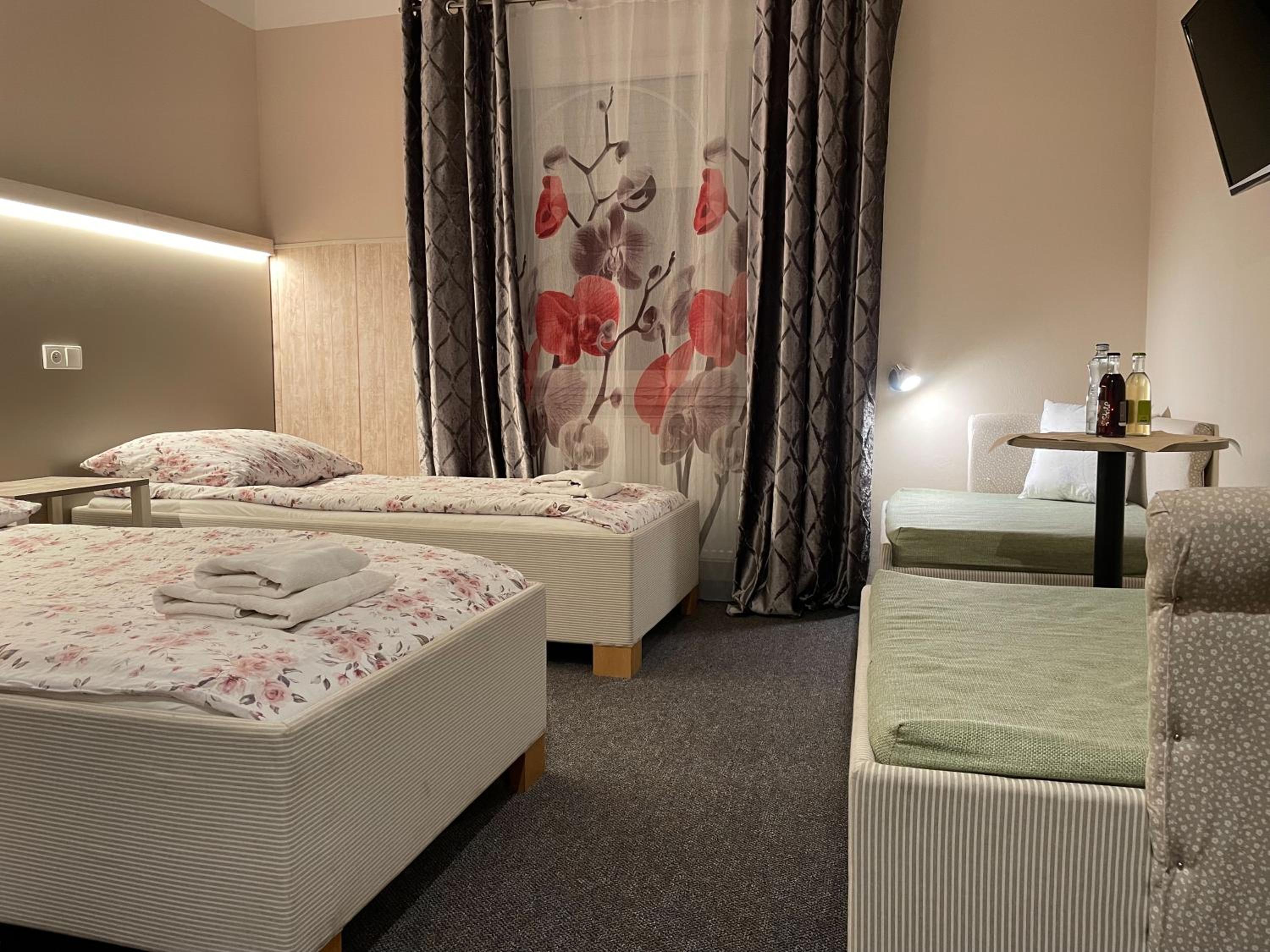 Twin Room with Bathroom photo 2