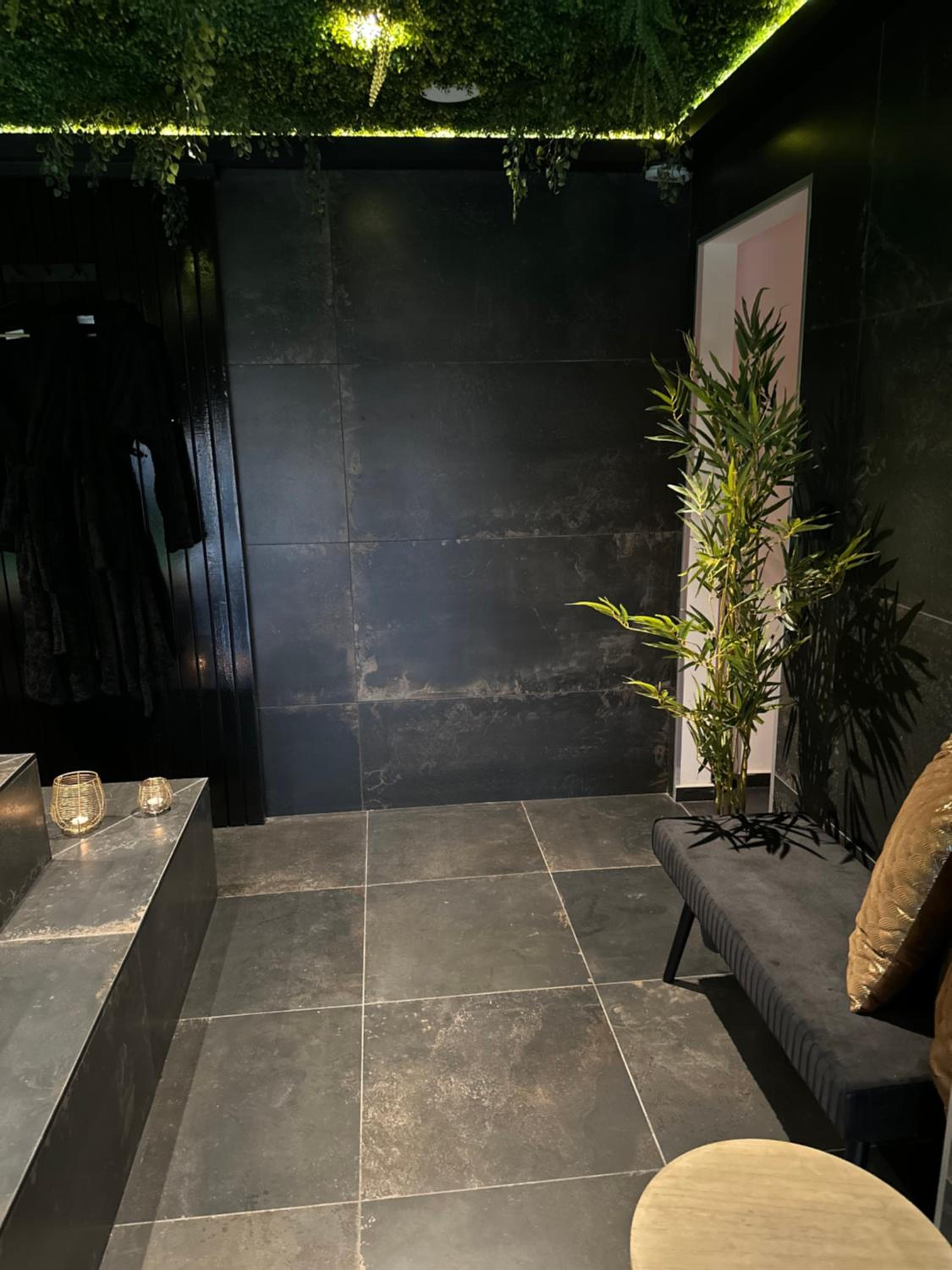 Suite with Hot Tub photo 3