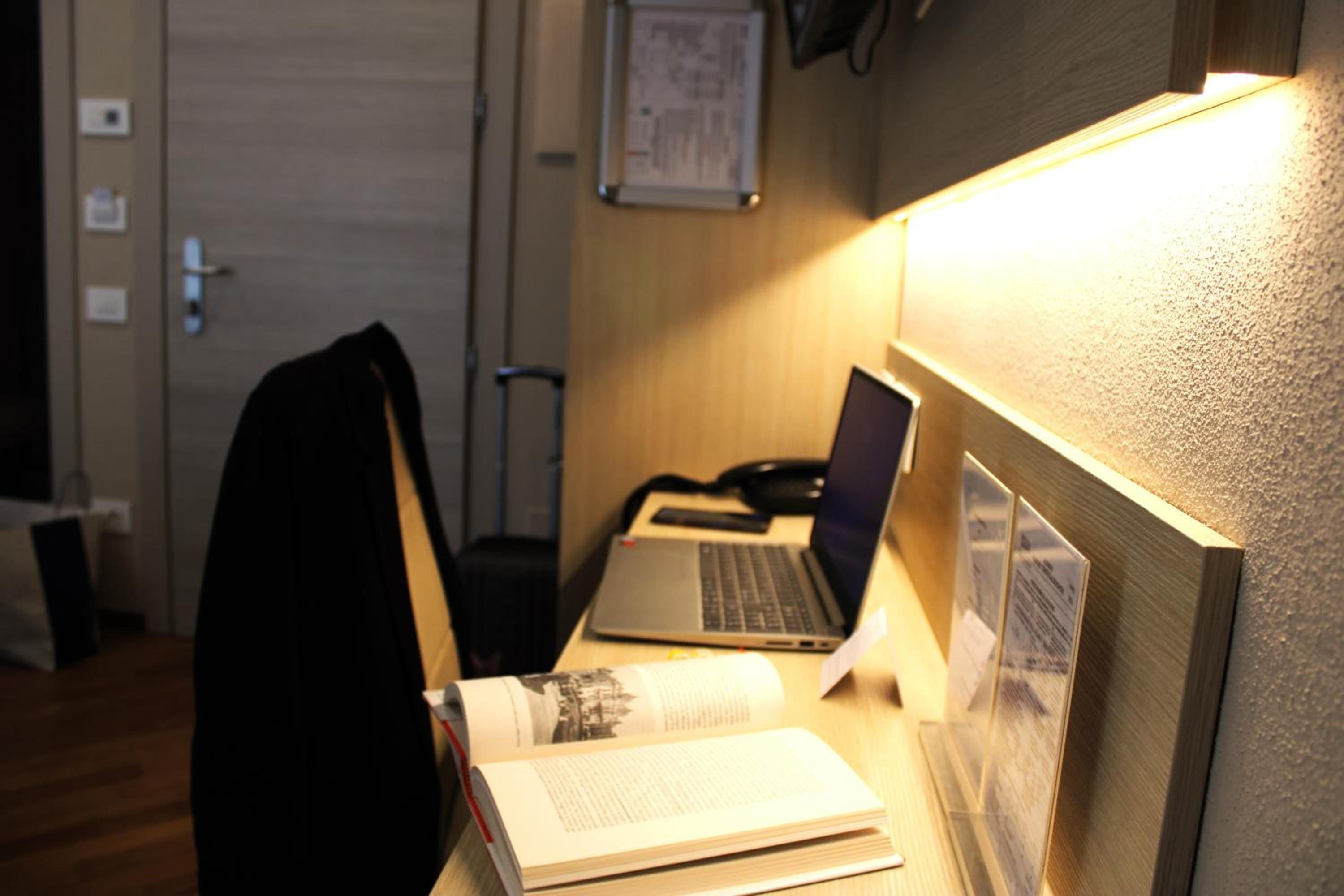Standard Double Room - Photo 22