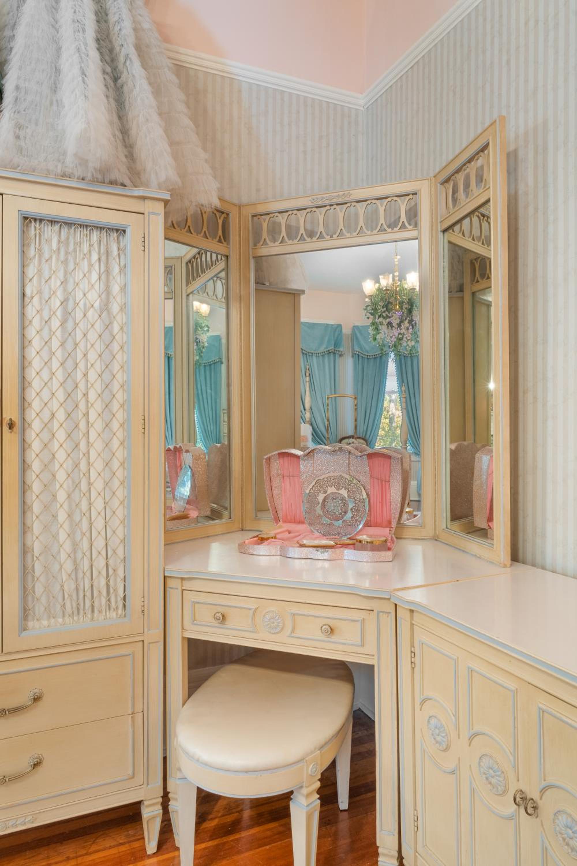 Deluxe Queen Room - Photo 3