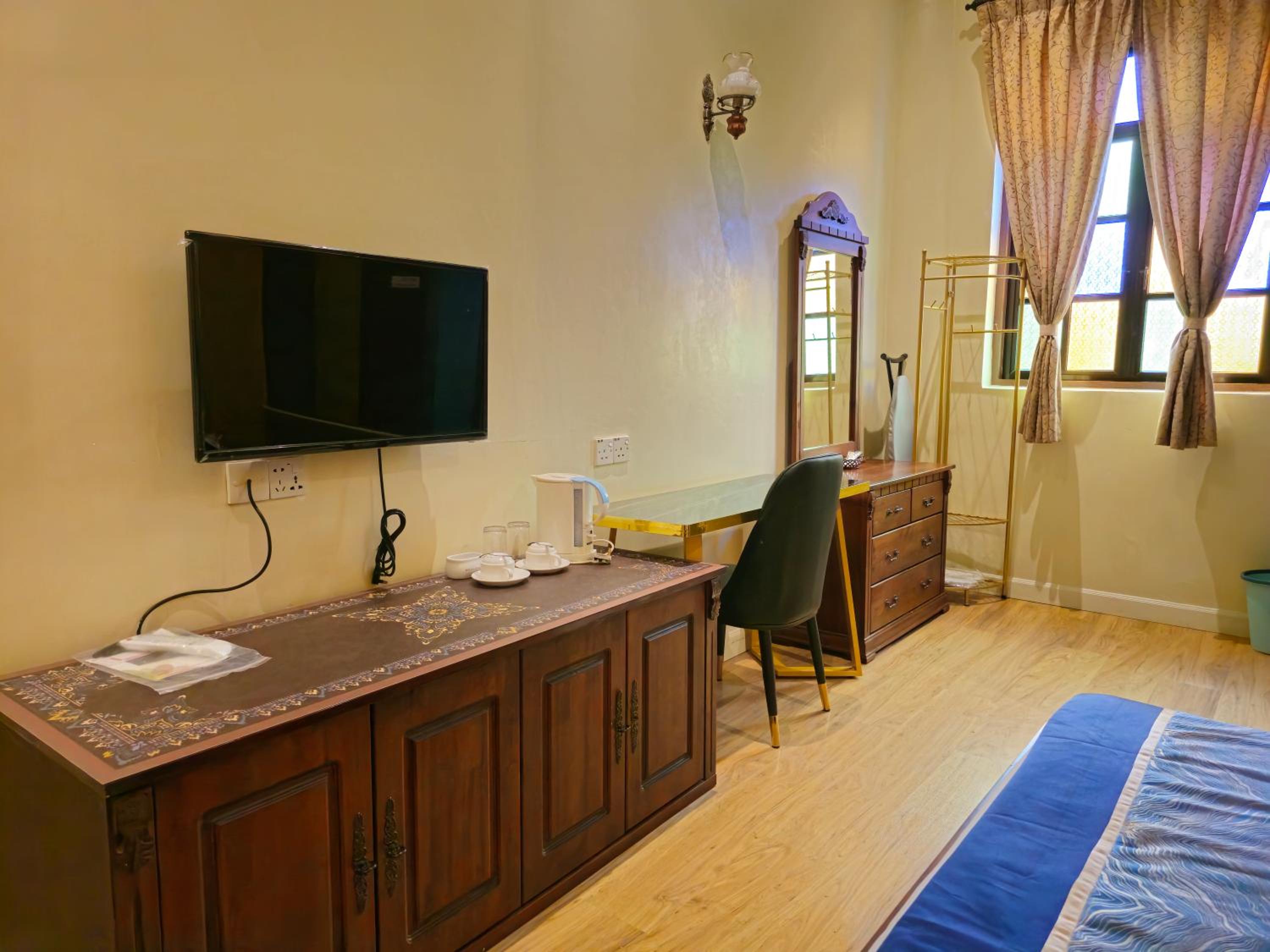 Classic King Room - Photo 10