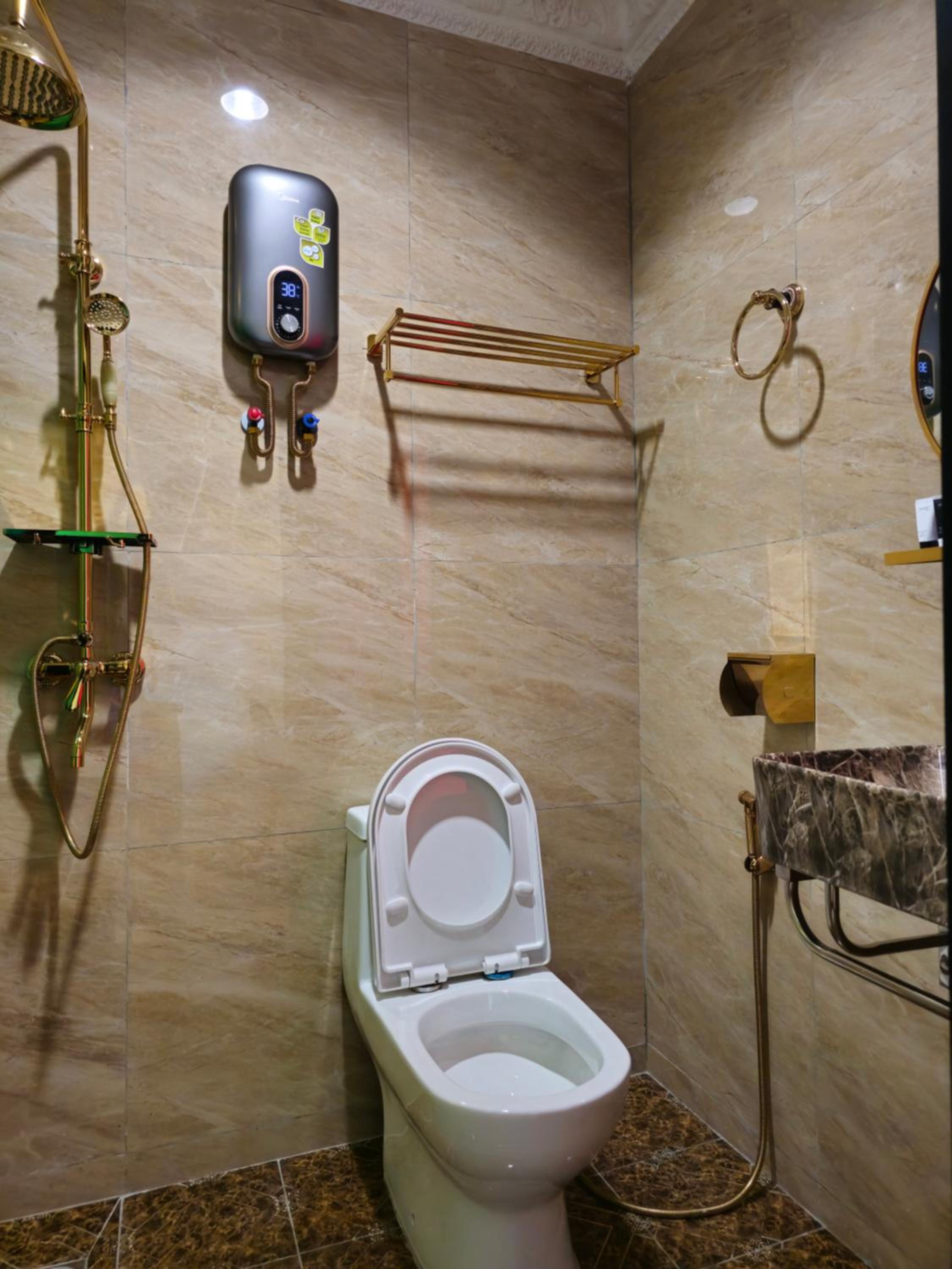 Classic King Room - Photo 9