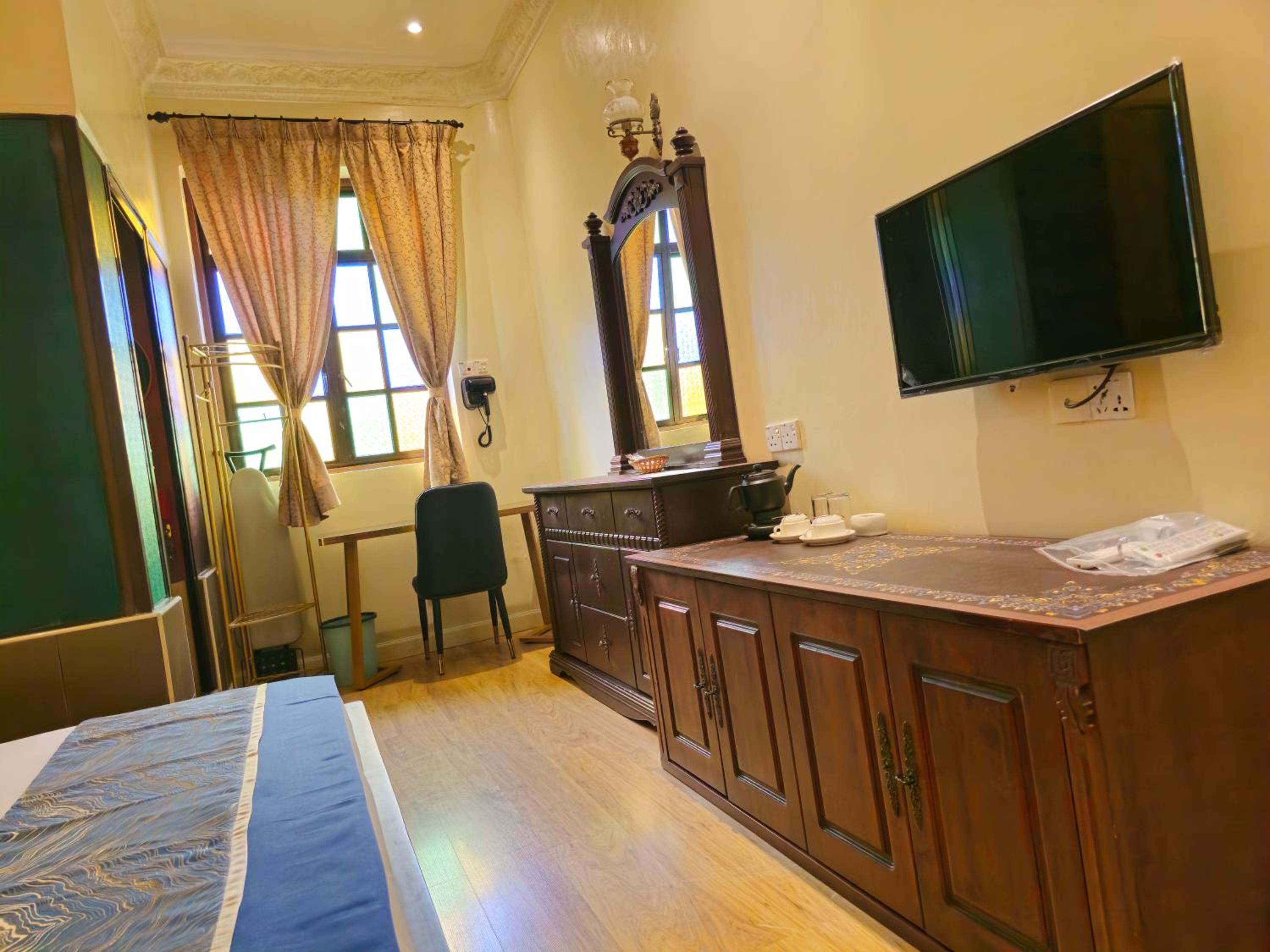 Classic King Room - Photo 12