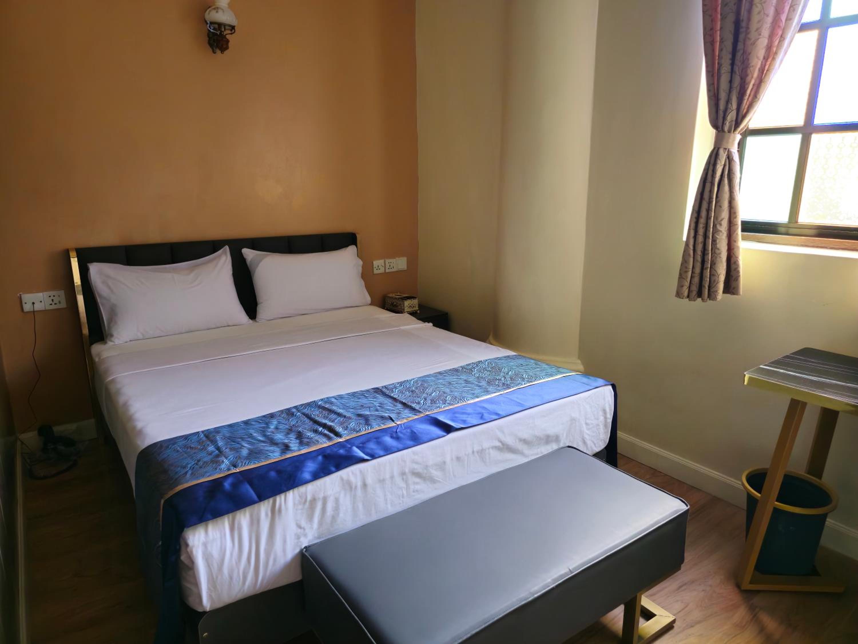 Cozy Queen Room - Photo 7