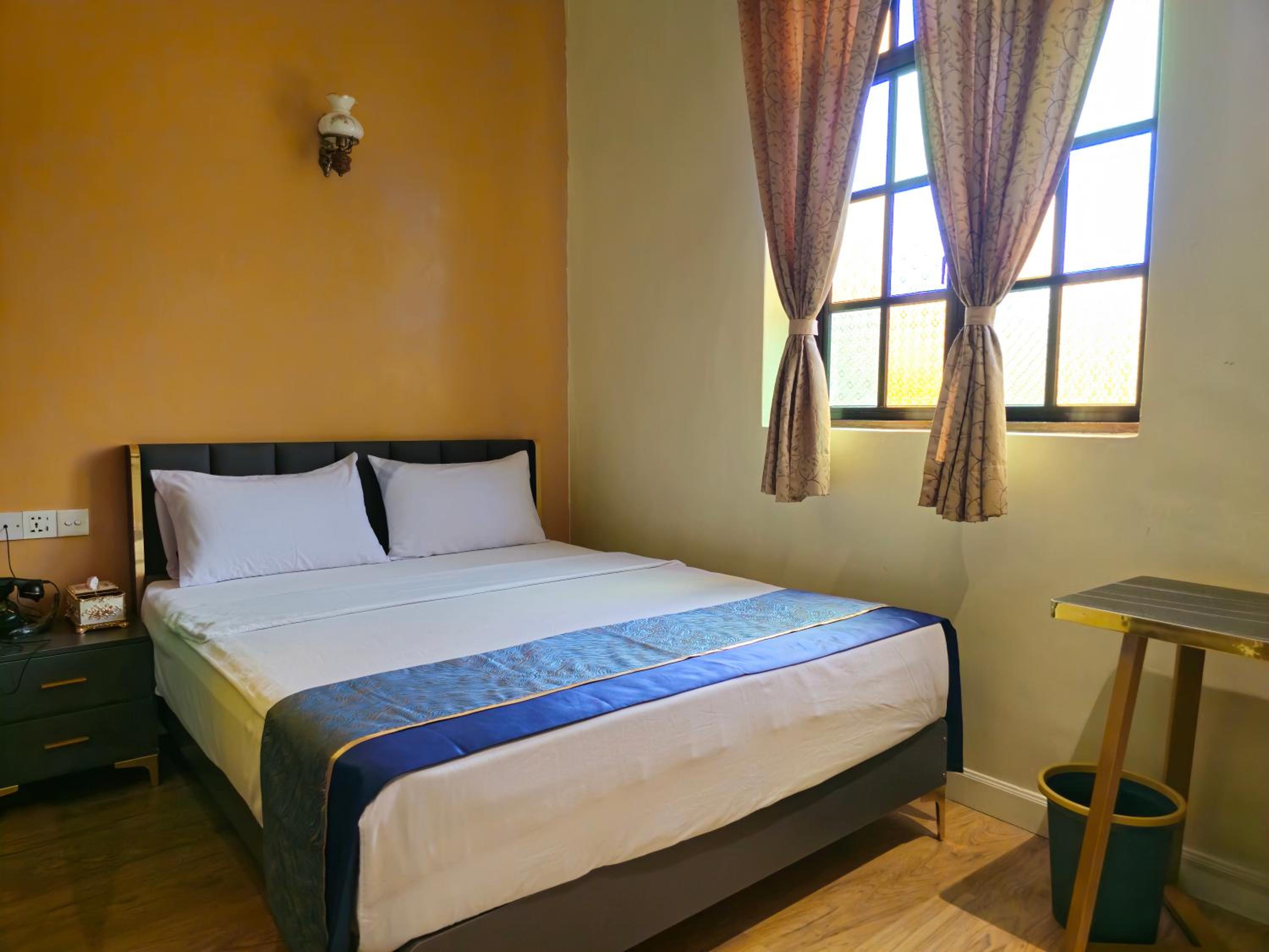 Cozy Queen Room - Photo 2