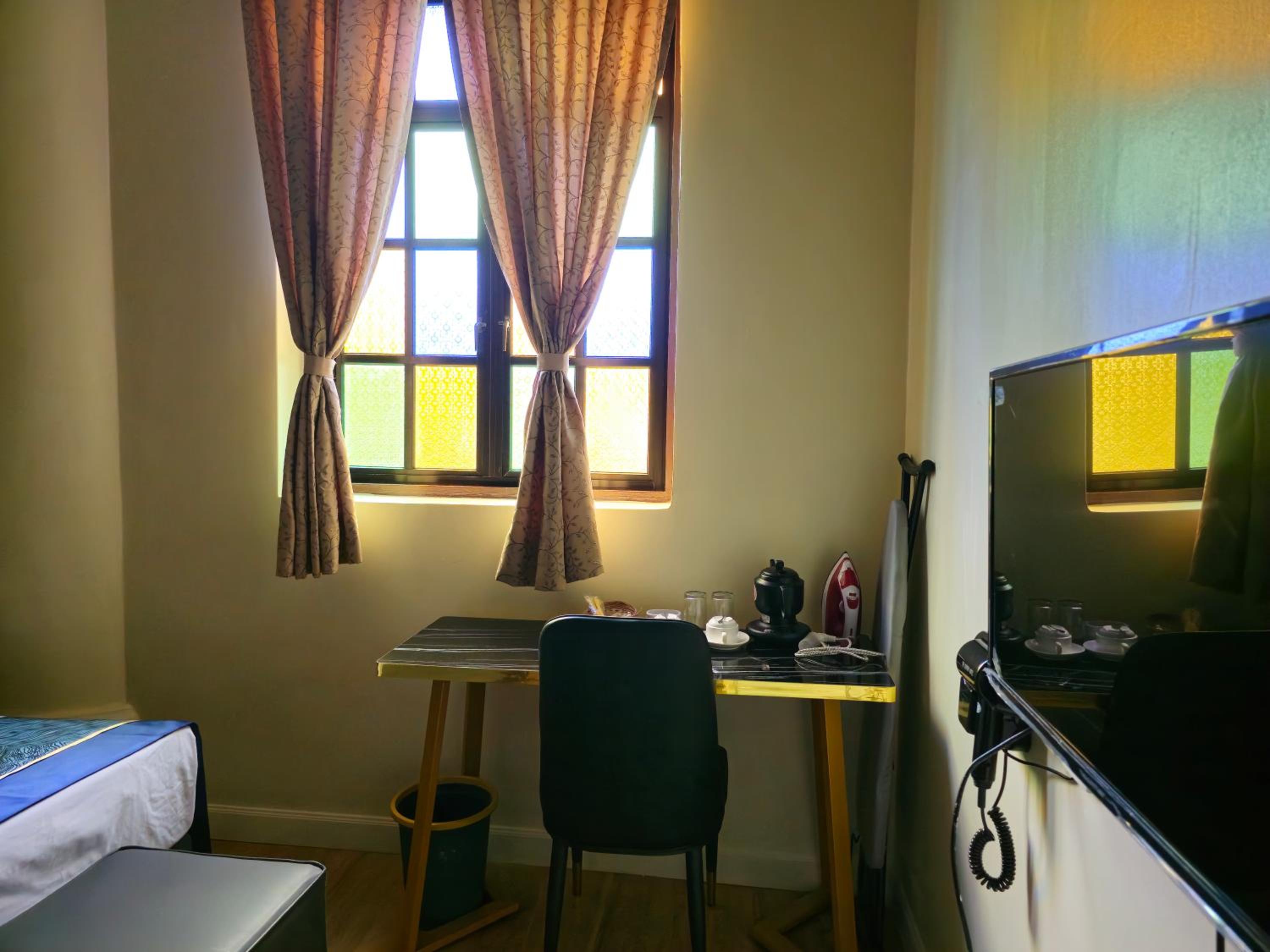 Cozy Queen Room - Photo 6