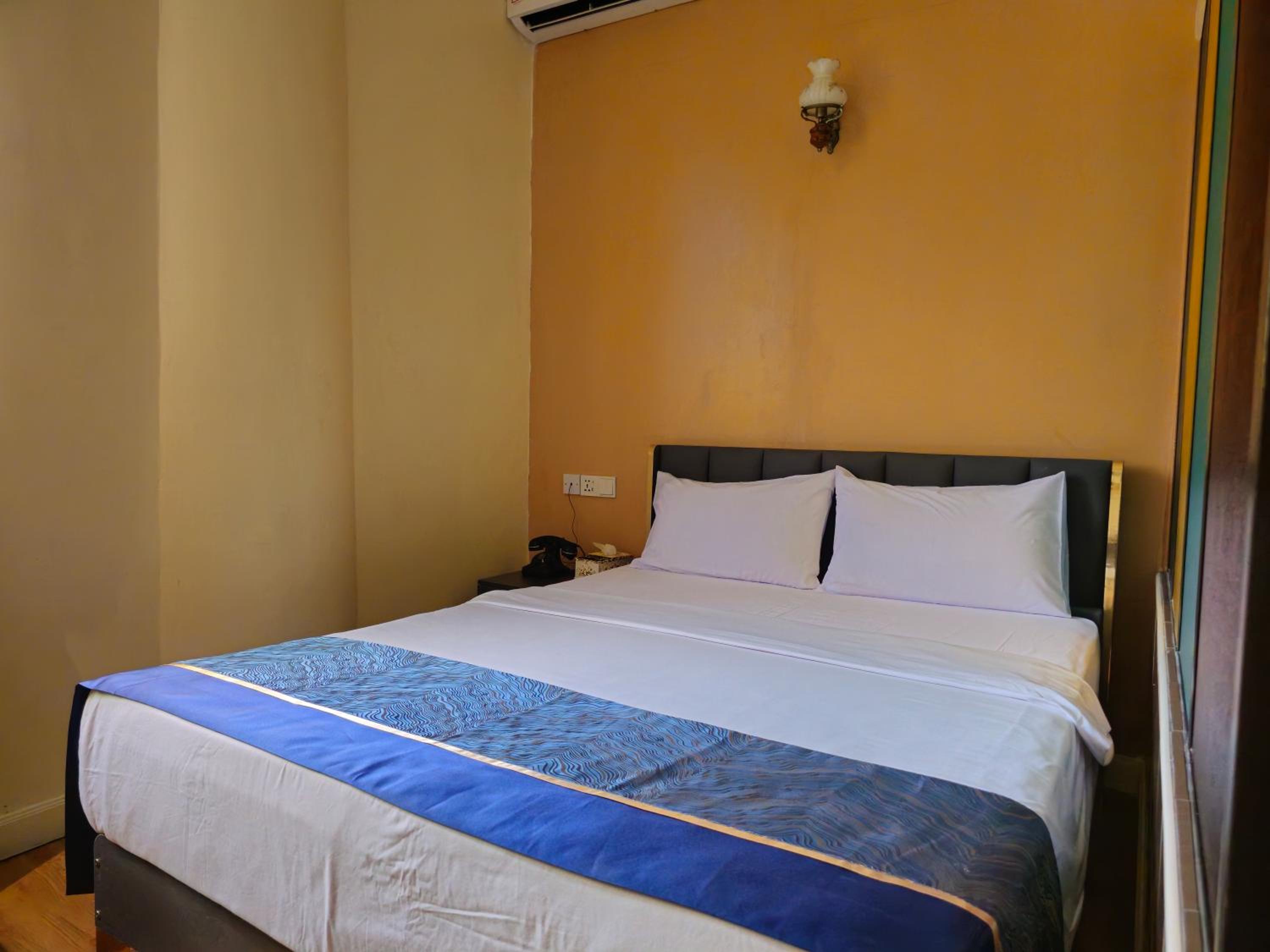 Cozy Queen Room - Photo 5