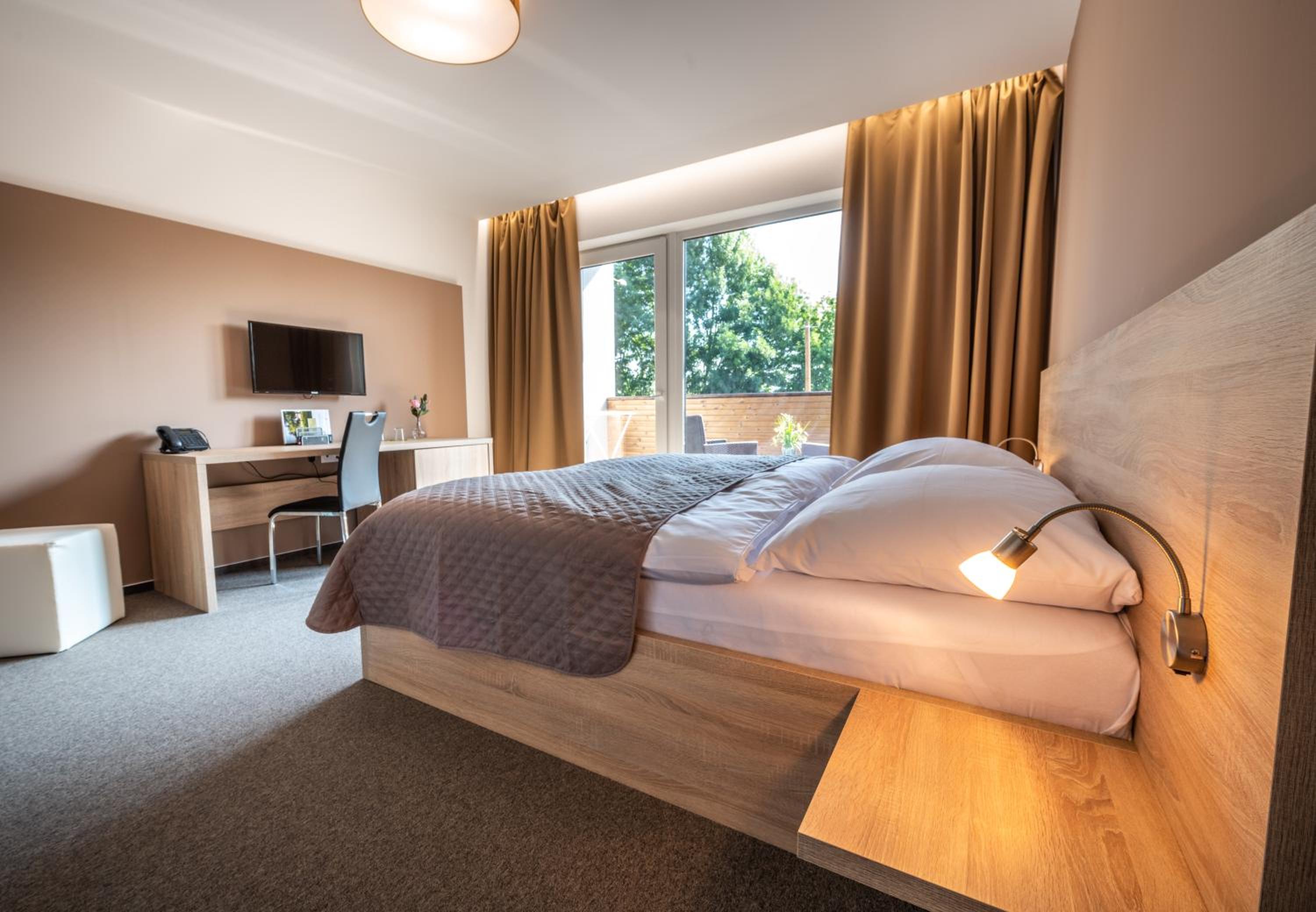 Superior Double Room with Balcony and Extra Bed Possible photo 1