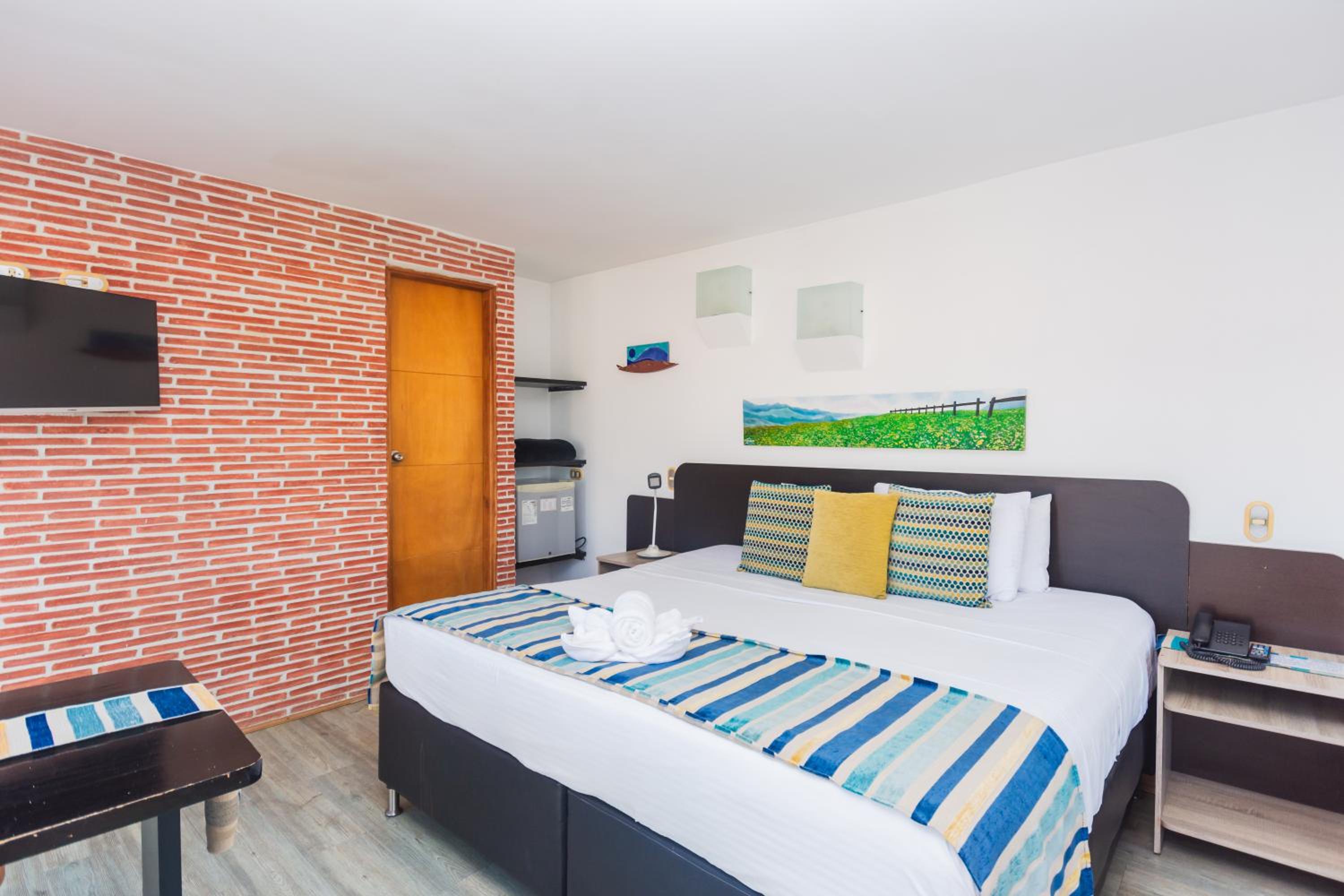 Suite with Lake View - Photo 3