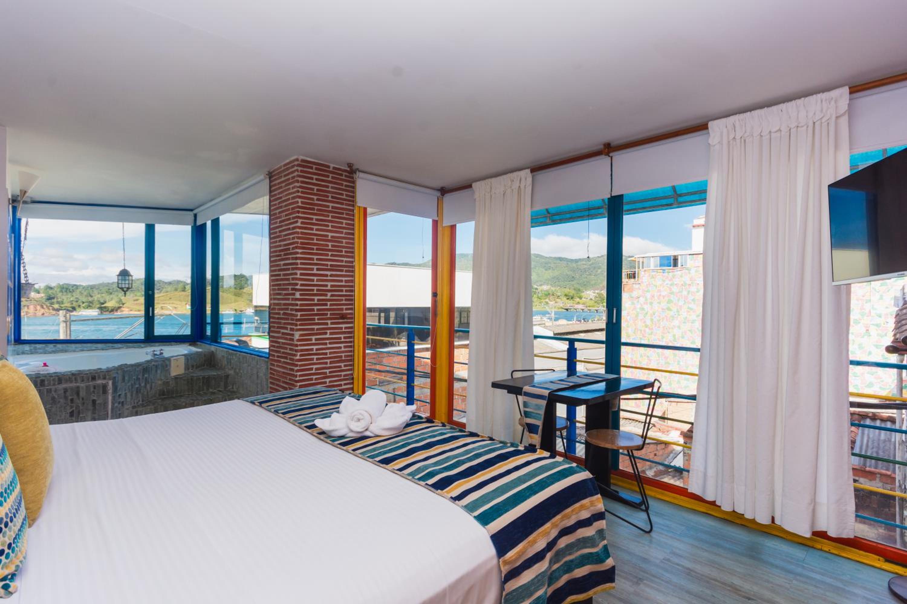 Suite with Lake View - Photo 8