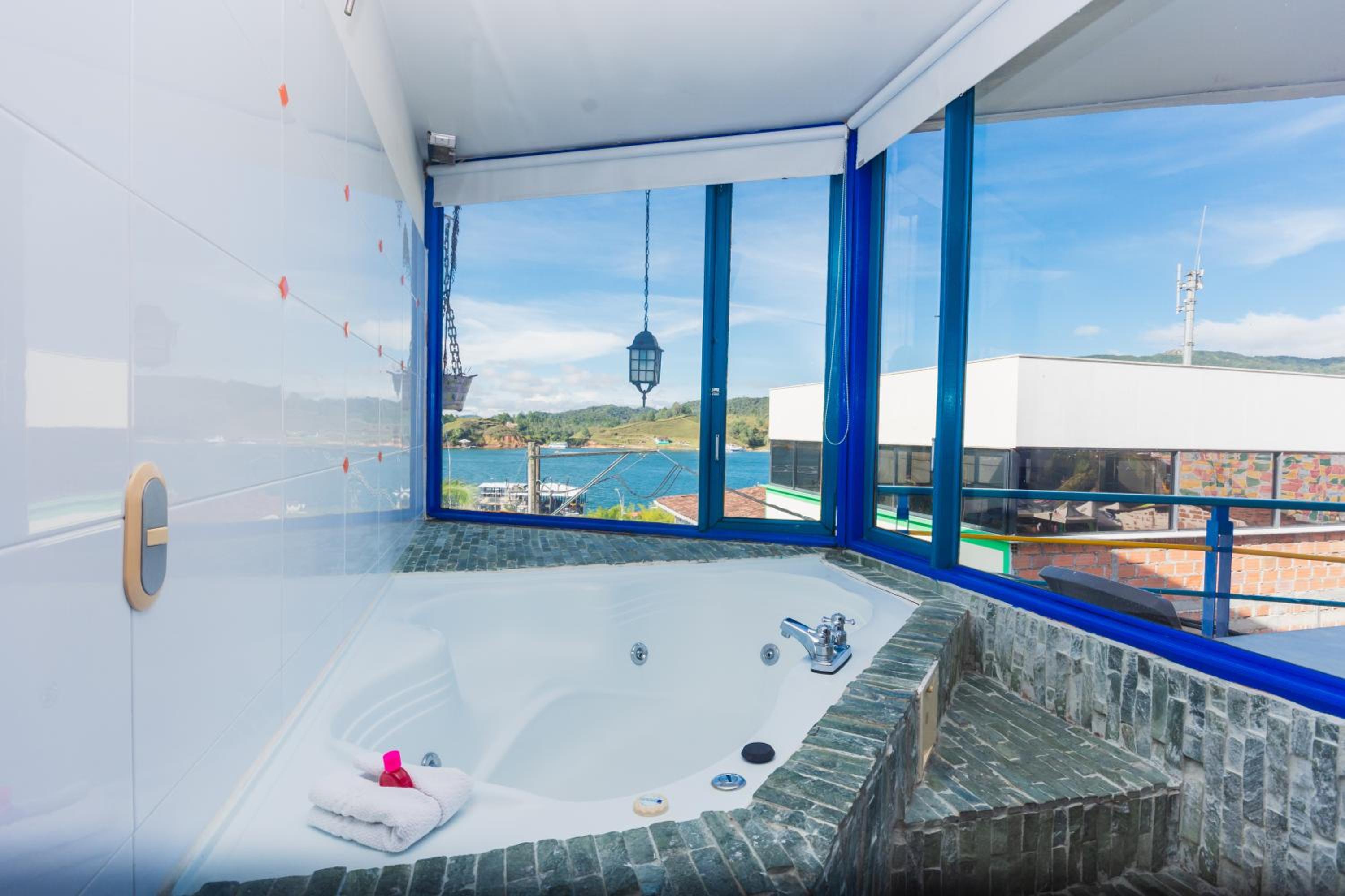 Suite with Lake View - Photo 4