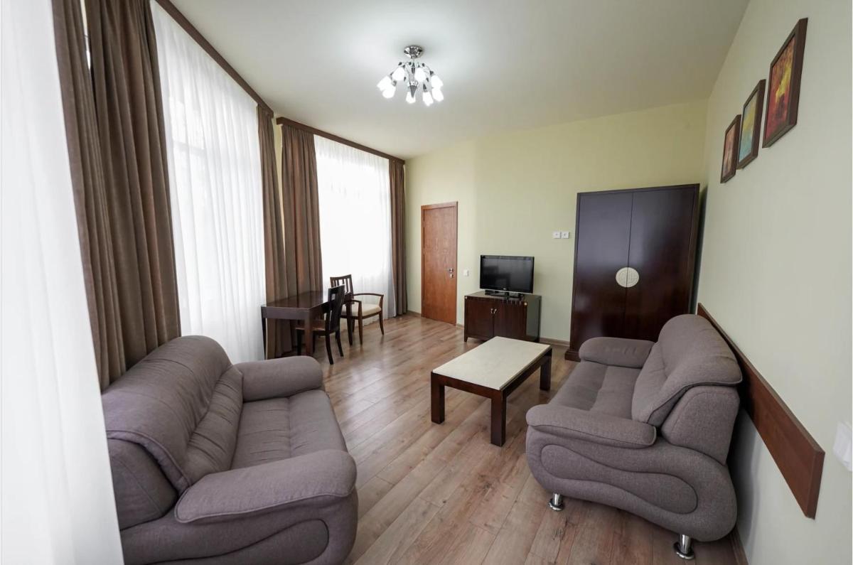 Family Room with Mountain View photo 2