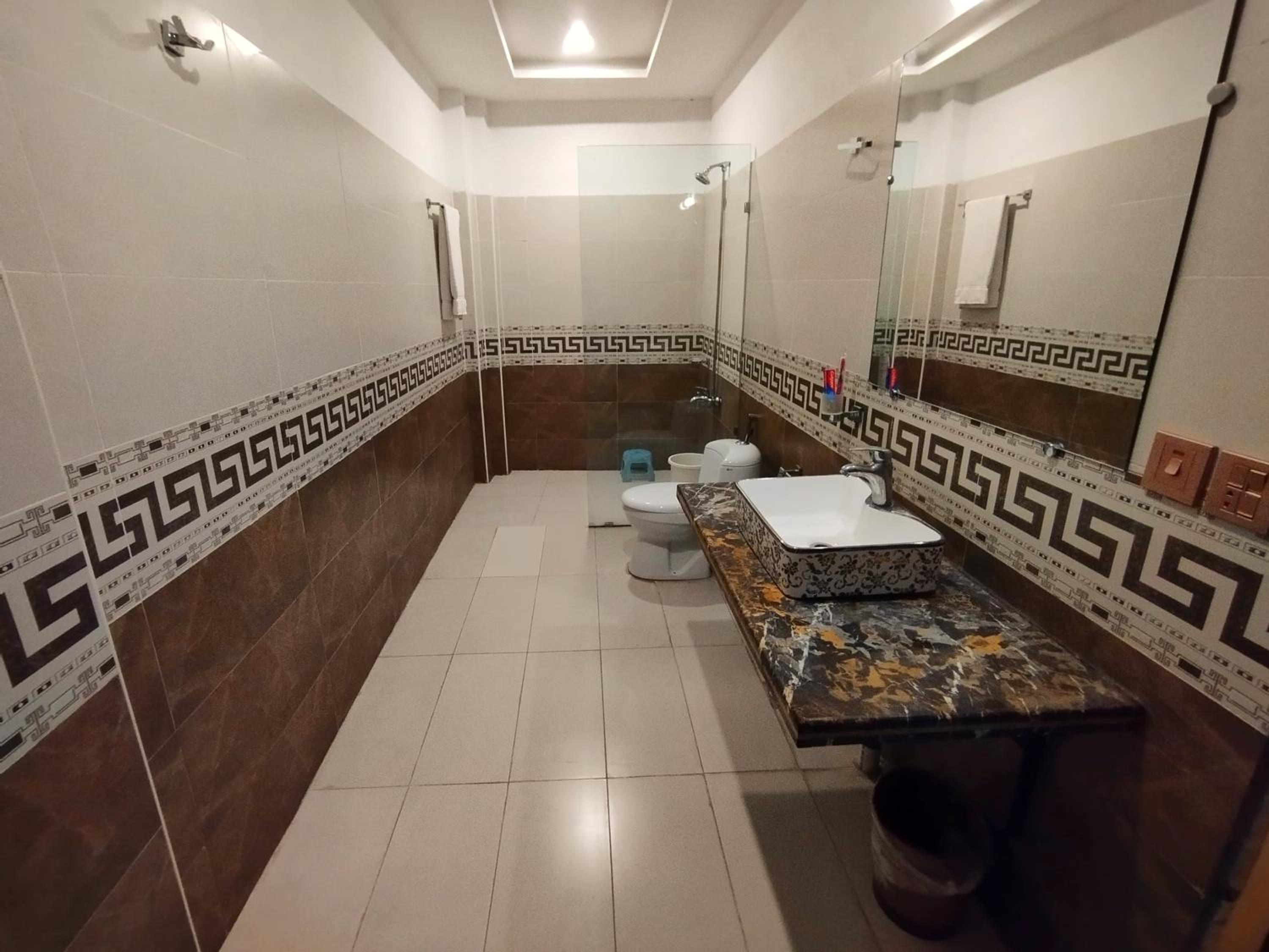 Executive Suite - Photo 8