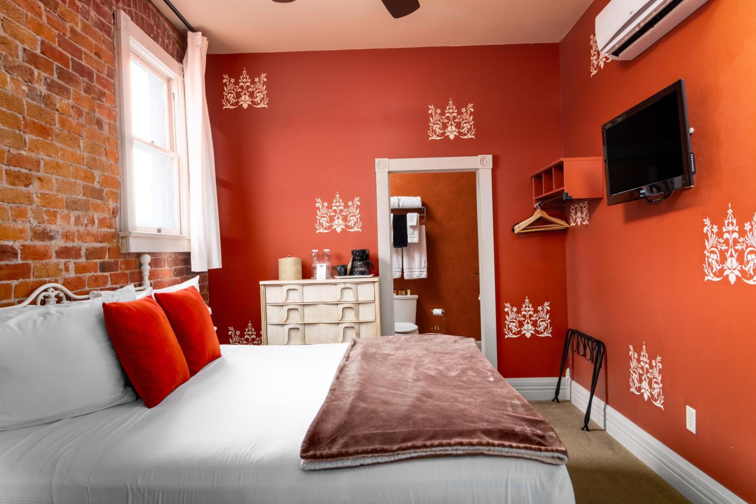 Deluxe King Suite photo 3