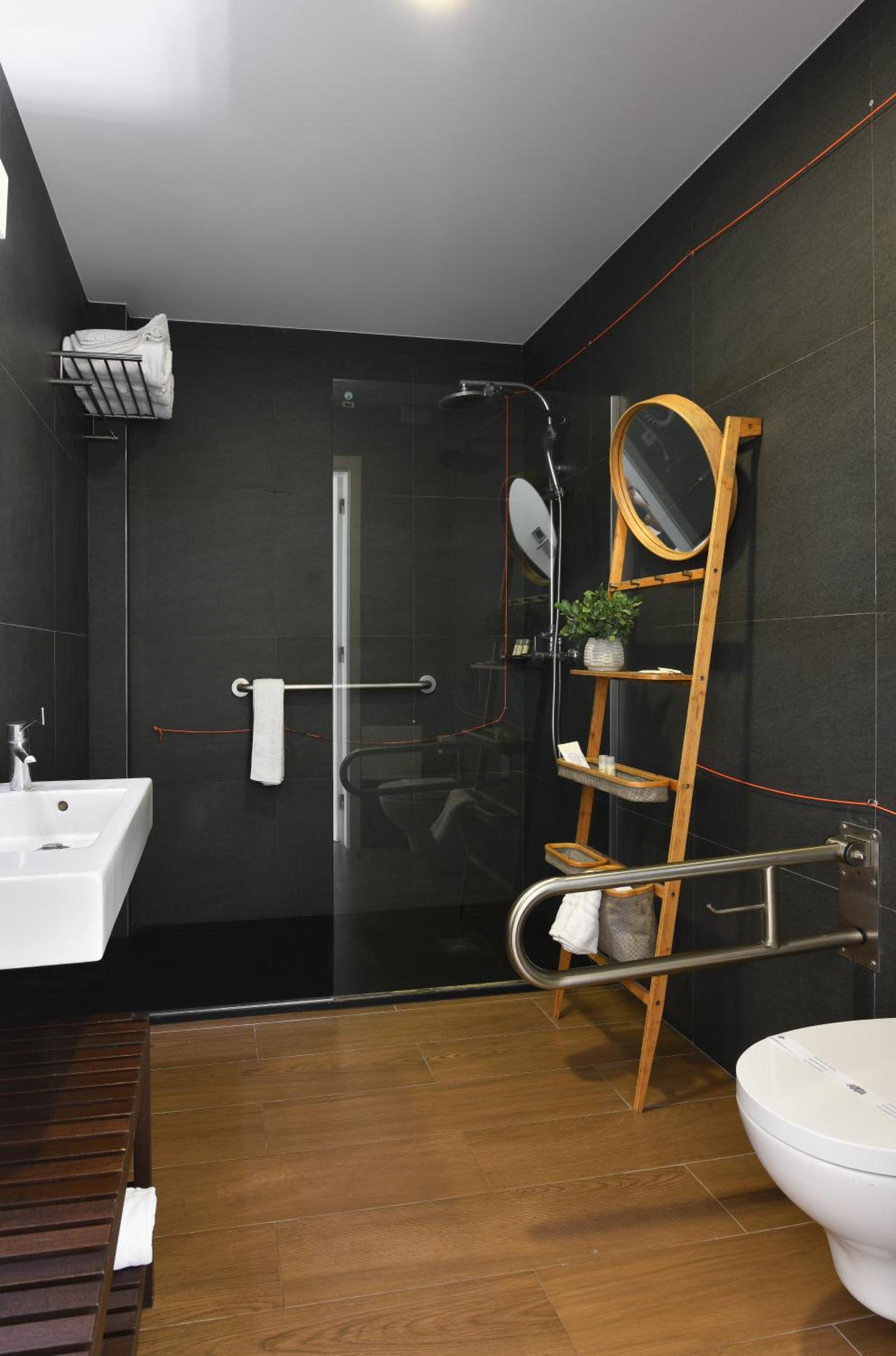 Twin Room - Disability Access photo 3