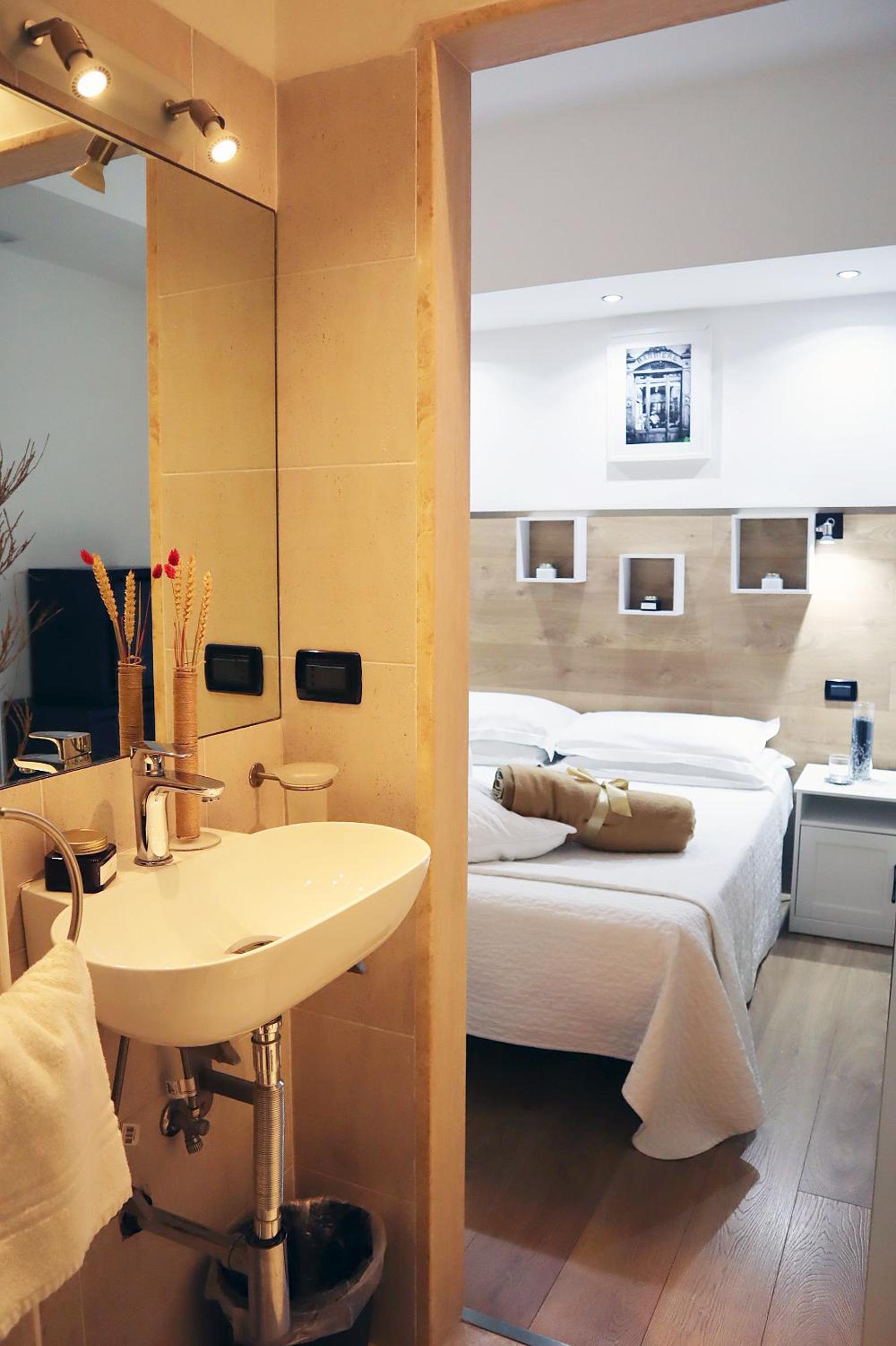 Classic Double Room - Photo 17