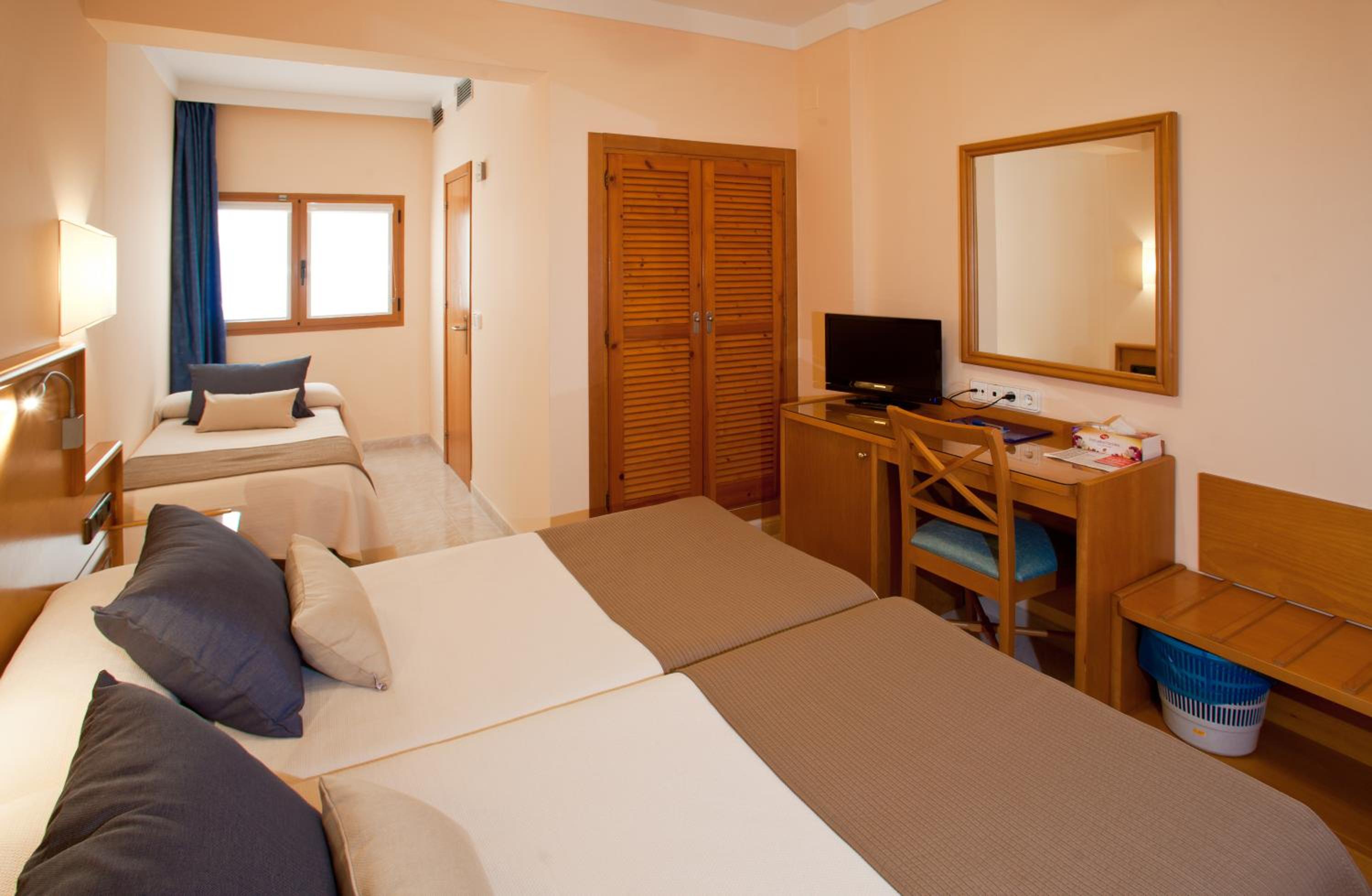 Double Room with Extra Bed photo 2