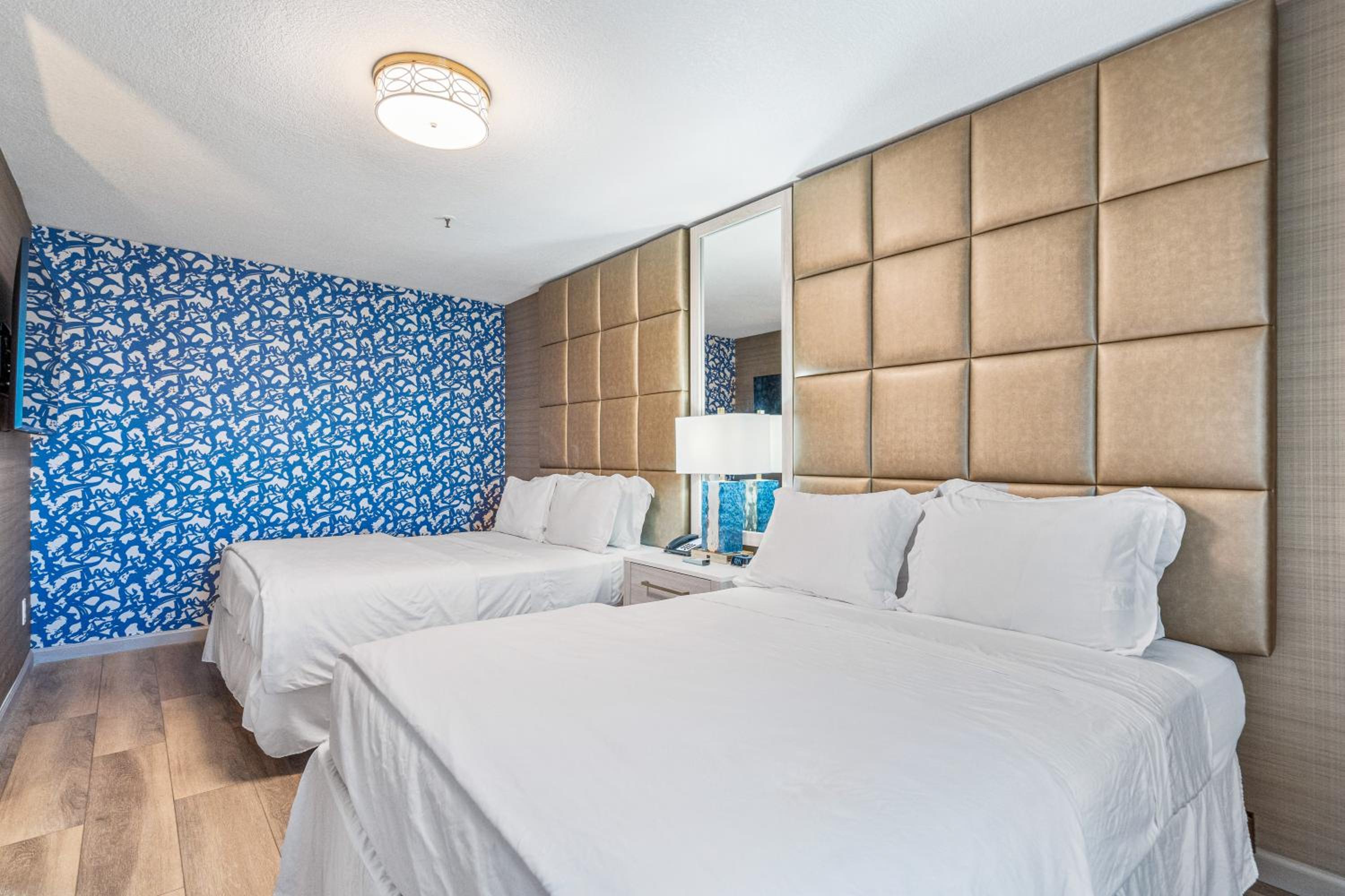 Queen Suite with 2 Queen Beds - Photo 1