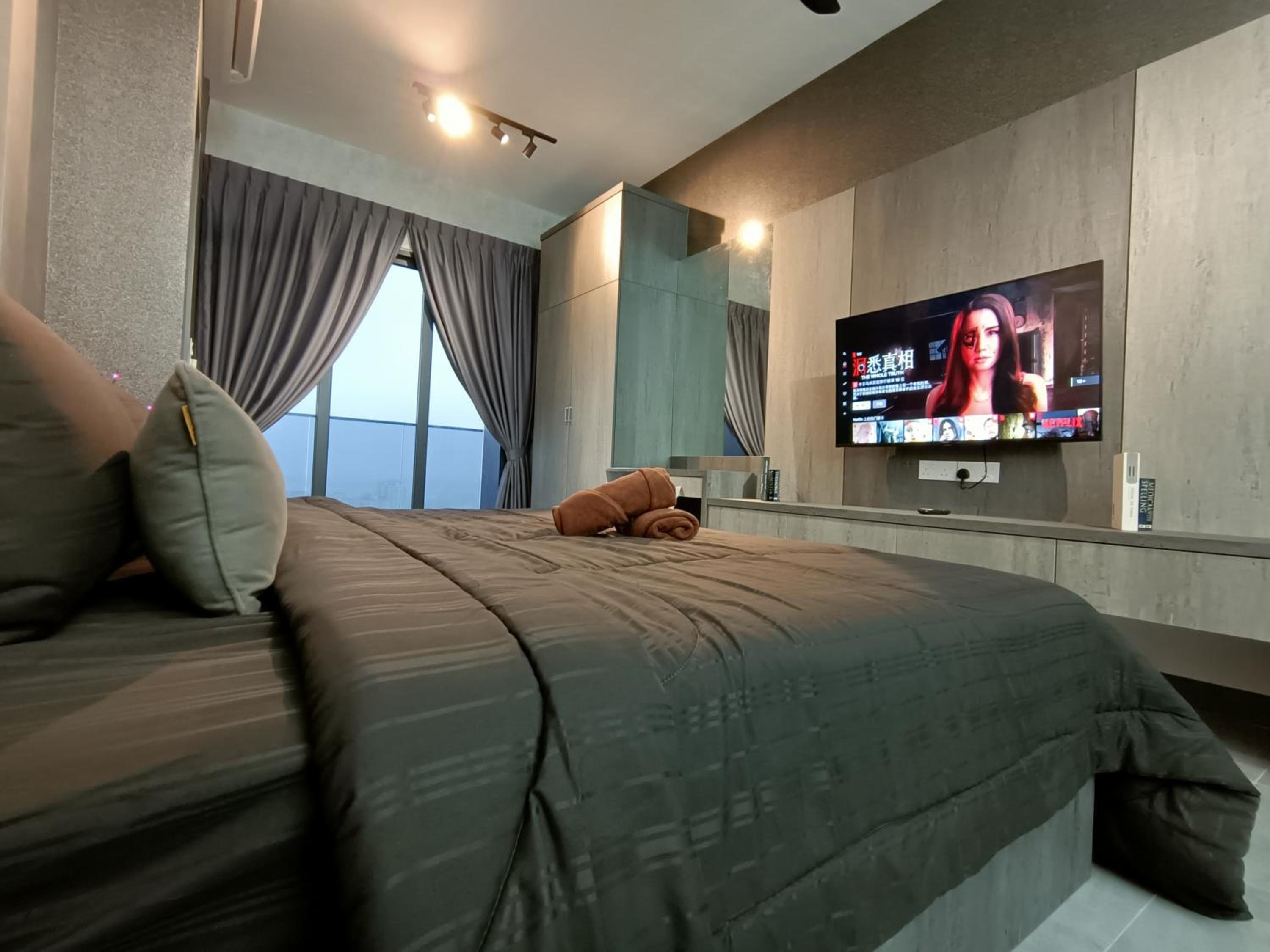 Superior King Studio with Balcony (Private Bathtub & City View)