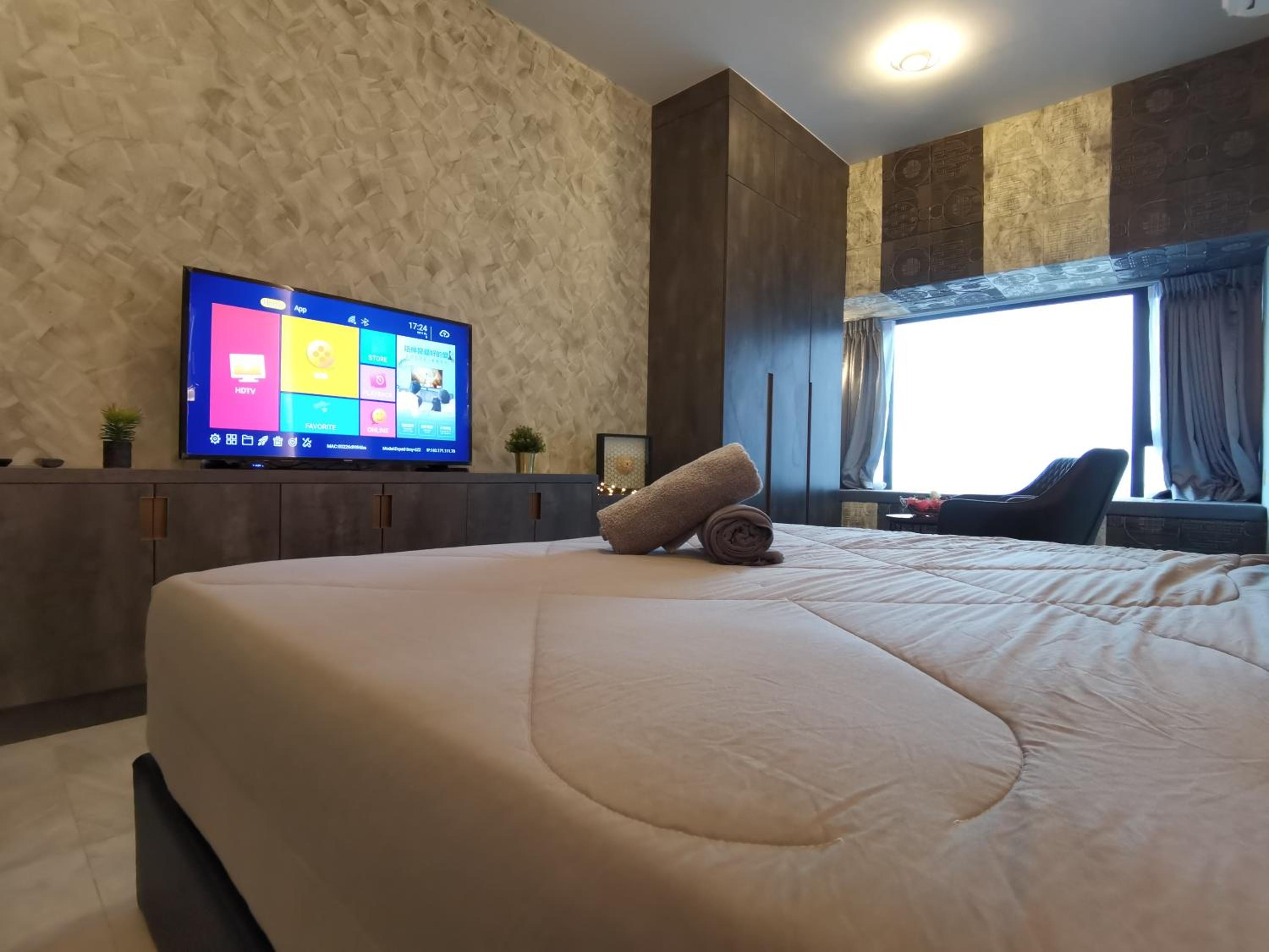 Superior King Studio (Private Bathtub & City View)