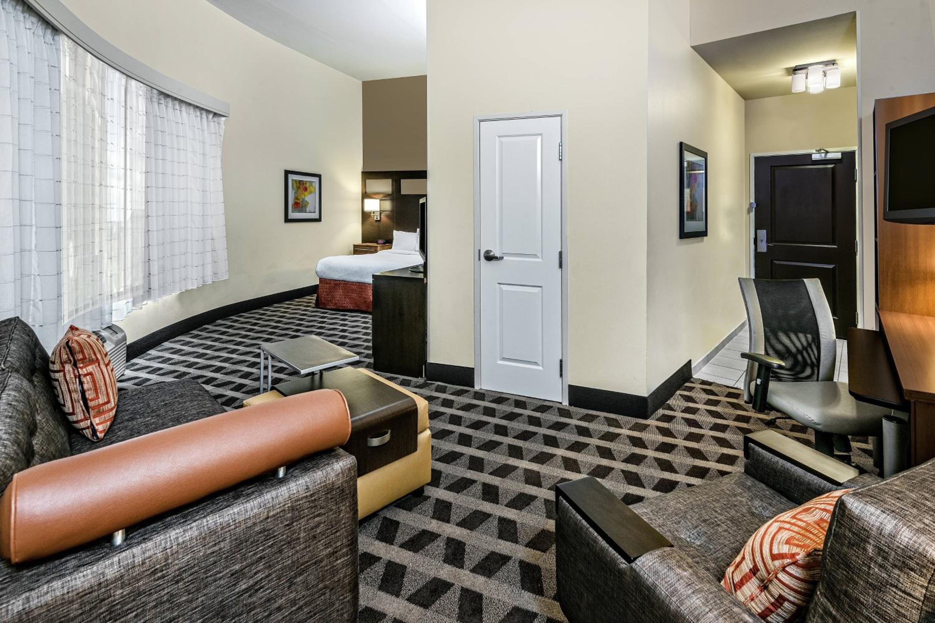 Corner King Suite with Sofa Bed and City View - Photo 4