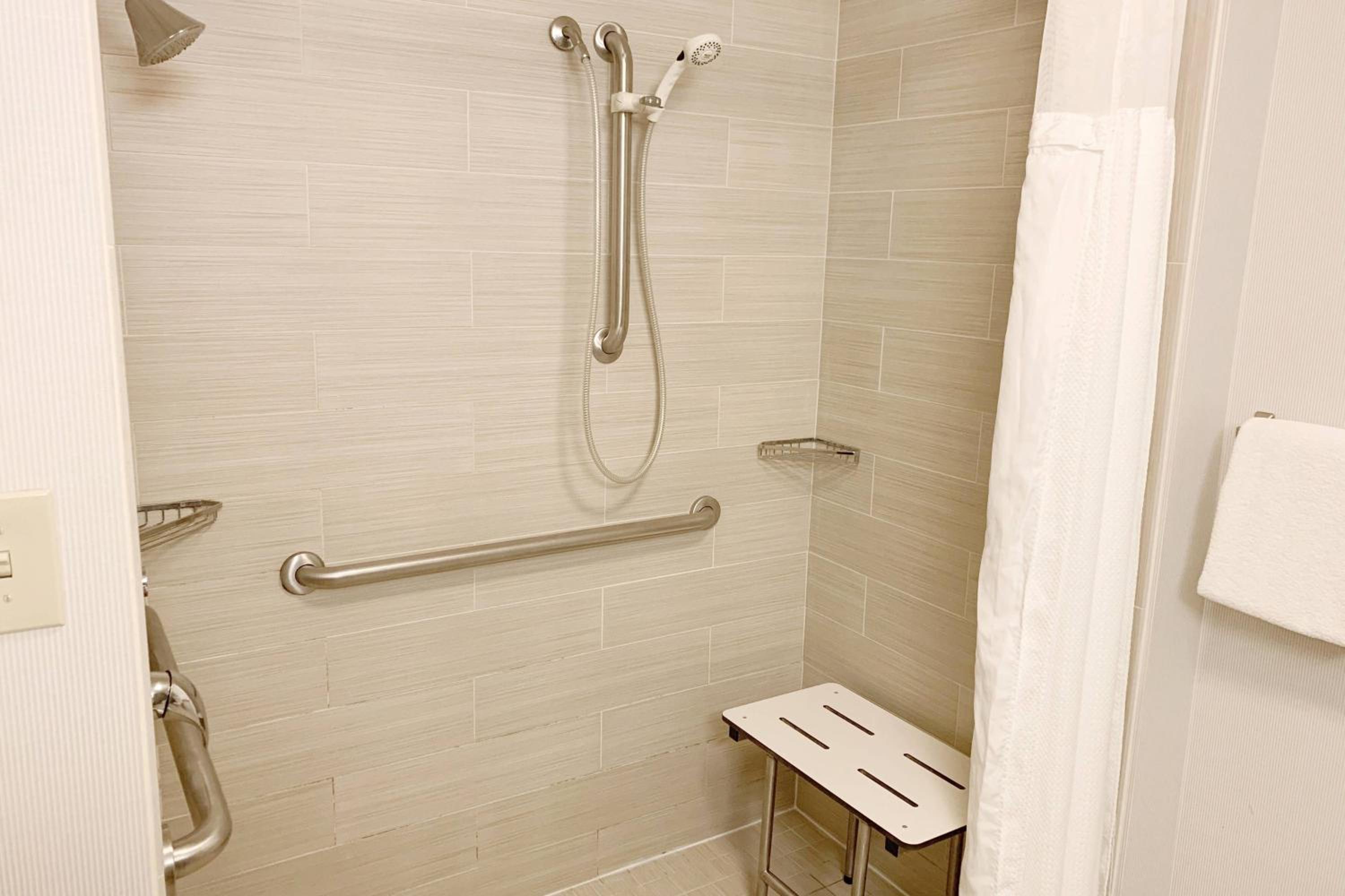King Studio with Sofa Bed and Adapted Tub - Mobility and Hearing Accessible - Photo 5