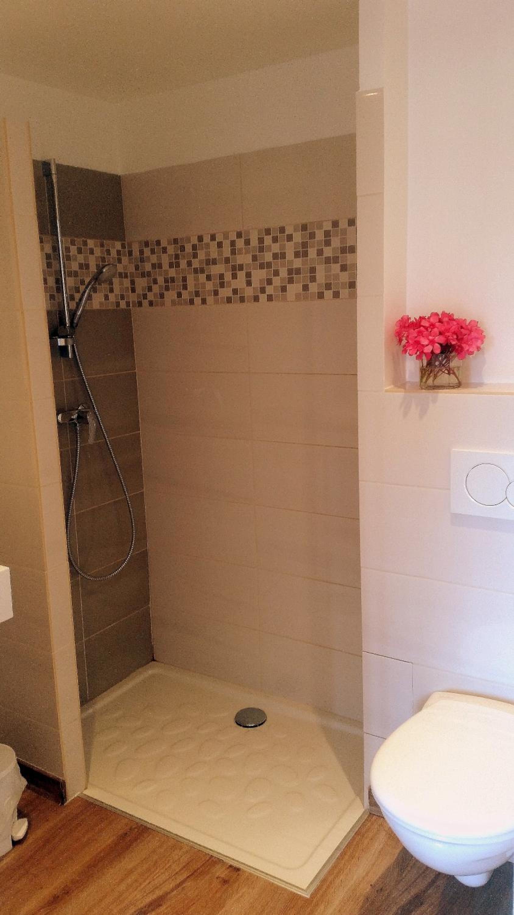 Double Room with Terrace and Jacuzzi - Photo 2