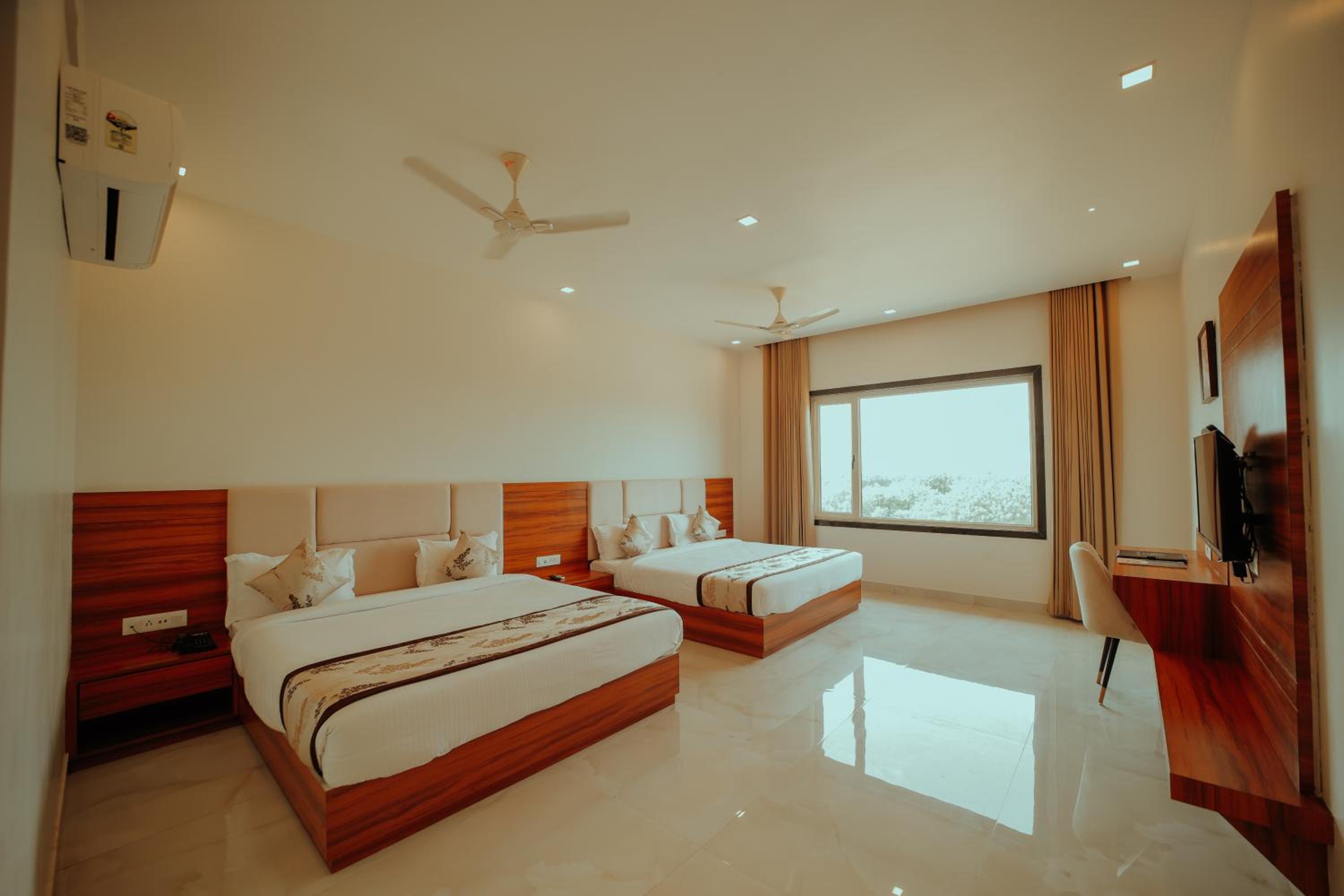 Deluxe Double or Twin Room photo 1